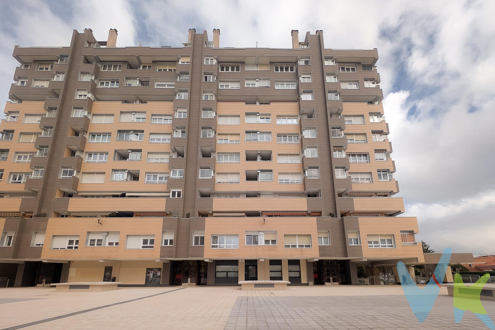 IMPORTANTE: Las visitas deberán realizarse en horario de luz natural, ya que actualmente la vivienda no dispone de suministro eléctrico. ¡VENTA! Te presentamos este luminoso ático de 96 m2 construidos y 90 m2 útiles en Zizur Mayor, ubicado en la consolidada y tranquila zona de Santa Cruz de Ardoy, en undécima y última altura, lo que le proporciona una sensación de amplitud, privacidad y unas vistas verdaderamente espectaculares desde prácticamente toda la vivienda. Desde su terraza principal se disfruta de una panorámica única de Pamplona y su entorno, ideal para relajarse, desayunar al aire libre o disfrutar de las puestas de sol. La vivienda se distribuye de forma cómoda y funcional. Al acceder, un hall da paso a la zona de día, donde encontramos una cocina independiente de 8,50 m² con tendedero, muy práctica para el día a día. Junto a ella se sitúa un amplio salón de 24,15 m², un espacio acogedor y luminoso, con salida a una agradable terraza de unos 4 m². La zona de descanso se compone de tres dormitorios bien proporcionados. El dormitorio principal, de 13,60 m², tiene acceso directo a la gran terraza de casi 12 m², compartida con otra de las habitaciones, lo que aporta luz natural y una conexión continua con el exterior. Las otras dos habitaciones, de 10,70 m² y 12 m², ofrecen múltiples posibilidades tanto como dormitorios, despacho o cuarto de invitados. El baño es completo y cuenta con bañera. Como valor añadido, la vivienda dispone de plaza de garaje en semisótano, incluida en el precio, lo que aporta comodidad y seguridad. El edificio cuenta con calefacción central incluida en los gastos de comunidad, que ascienden aproximadamente a 145 € mensuales, un punto importante a tener en cuenta en términos de confort y control del gasto. Una vivienda ideal para quienes buscan altura, luz, tranquilidad y unas vistas difíciles de encontrar, en una zona bien comunicada y con todos los servicios a pocos minutos. ¿Te interesa? Llámanos sin compromiso y agenda tu visita. Los datos y superficies indicados en este anuncio son aproximados y tienen un carácter meramente informativo, sin valor contractual. El precio de venta no incluye impuestos ni gastos derivados de la transmisión. ¡NO COBRAMOS HONORARIOS AL COMPRADOR! 