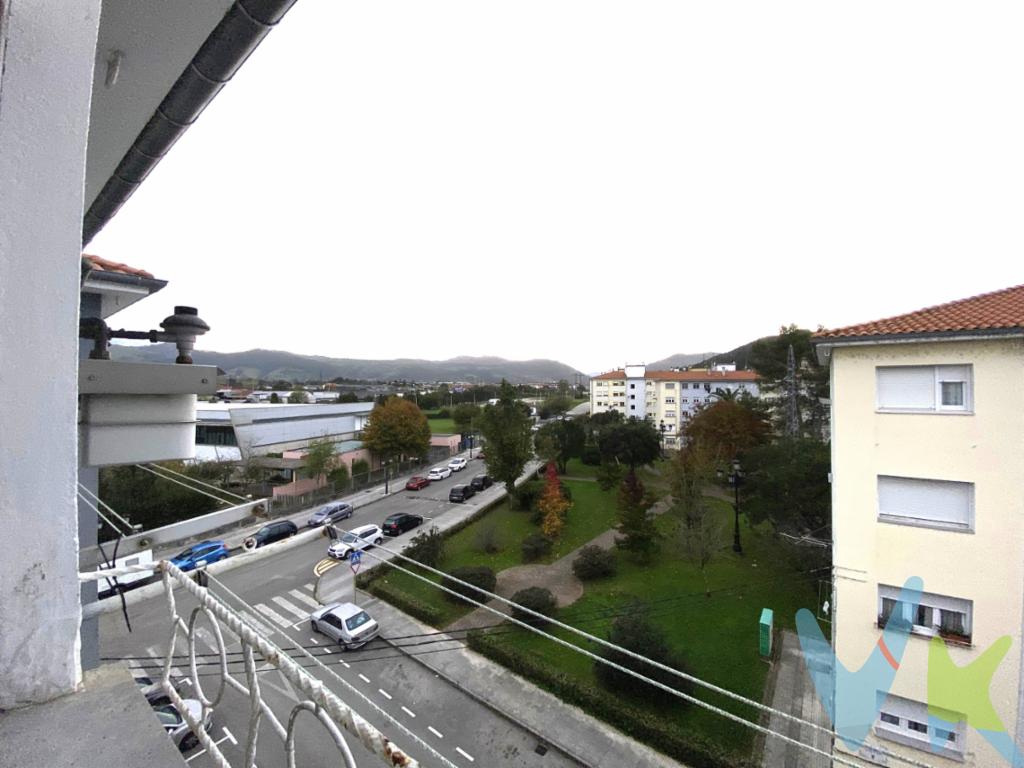 En Torrelavega, más concretamente en el Barrio Covadonga, tenemos para la venta este luminoso piso con orientación sur, lo que garantiza luz natural durante todo el día además de un ambiente cálido y acogedor. La vivienda se distribuye en tres habitaciones, una sala de estar espaciosa, cocina independiente y baño completo.La propiedad se encuentra en muy buen estado de conservación, con puertas de madera que aportan calidez y un toque clásico al conjunto. Su distribución funcional y su orientación hacen de este piso una opción ideal tanto como vivienda habitual como inversión.Una oportunidad perfecta para quienes buscan comodidad, buena luz y una vivienda cuidada lista para entrar a vivir.No dude en venir a visitarnos!!!