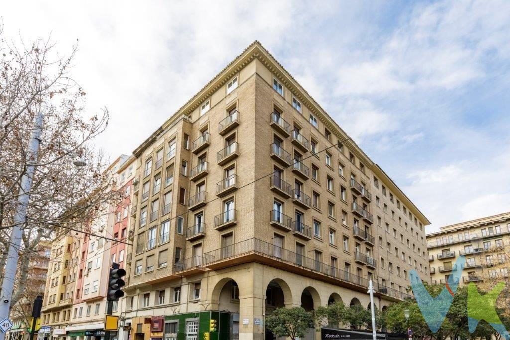 Exclusiva vivienda situada en la Plaza San Francisco, una de las zonas más distinguidas de la ciudad, con todos los servicios, excelentes comunicaciones, junto al Campus Universitario y cerca del Parque Grande. Vivienda única, ubicada en una segunda planta y cuenta con 145m² útiles, además de varias terrazas de 18 m², que aportan una gran luminosidad e incomparables vistas a la Plaza San Francisco. Destacan sus techos de más de 3 metros de altura, sus suelos hidráulicos y elementos arquitectónicos originales que aportan carácter y personalidad a la vivienda. Actualmente se distribuye en salón, cocina independiente, seis dormitorios, un baño completo y un aseo. La vivienda es totalmente exterior y la mayoría de sus estancias tienen salida directa a la terraza, lo que permite disfrutar de abundante luz natural durante todo el día. Dispone de calefacción central. Magníficas opciones de reforma y redistribución, múltiples posibilidades que permitirán adaptarla a tus necesidades, creando espacios acogedores y exclusivos, para cada situación. Excelente oportunidad para quienes buscan amplitud de espacios y luz natural durante todo el día al ser totalmente exterior. 