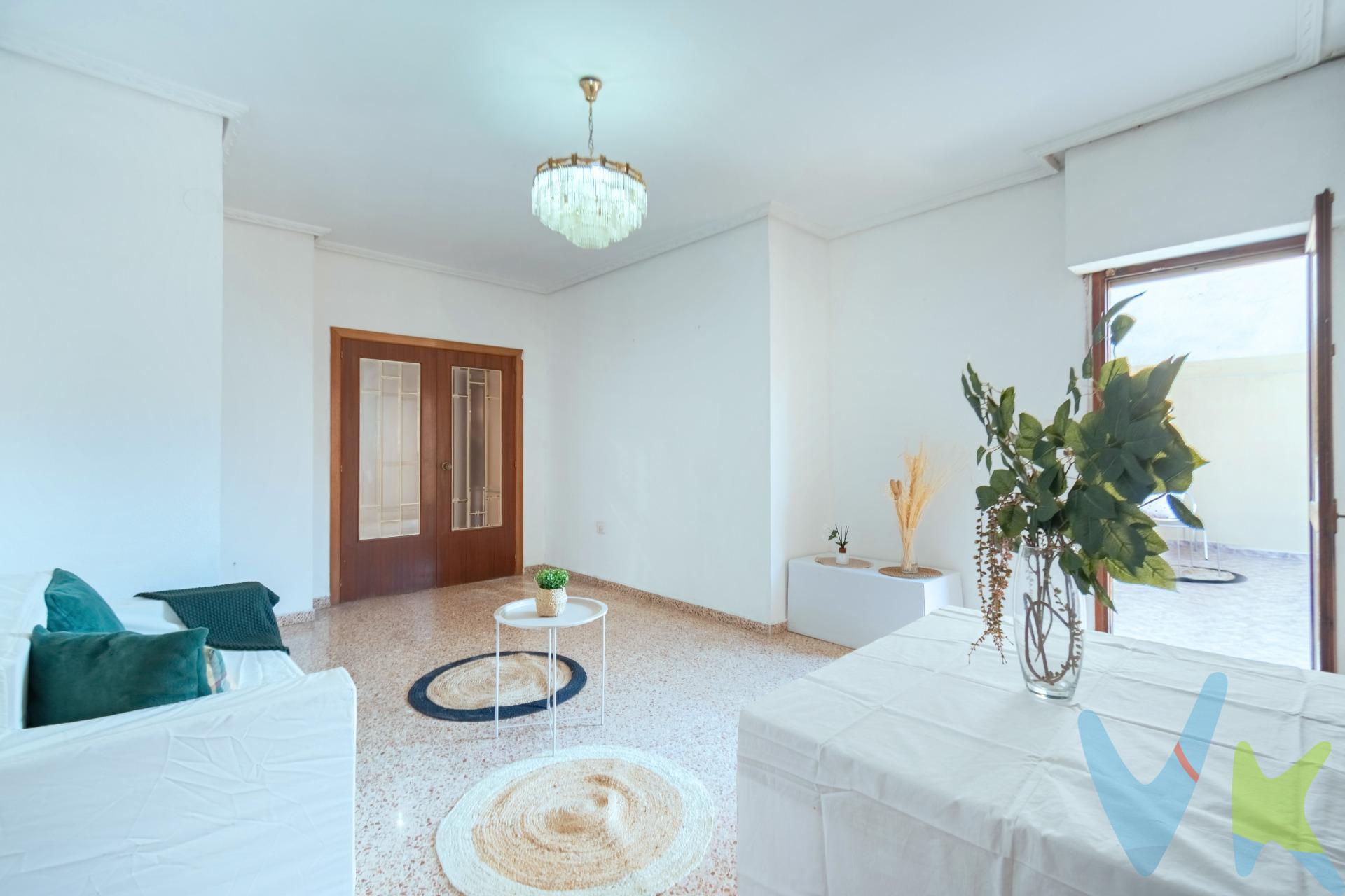 ¡Descubre este espectacular ático en Castellón, situado en la codiciada Avenida Valencia Sur! 🌞 Con un precio de venta de solo 155.000 €, esta propiedad cuenta con una amplia superficie construida de 114 m² y está diseñada para disfrutar al máximo del espacio exterior. Imagine relajarse en su terraza privada ☀️🌿, ideal para las cálidas noches veraniegas o esas reuniones familiares inolvidables.  .  . Este luminoso hogar ofrece CUATRO habitaciones, tres de ellas muy amplias y perfectas para adaptarse a tus necesidades, con armarios empotrados 🛏️✨, además de un baño completo que garantiza comodidad a todos sus residentes. La orientación totalmente exterior permite que cada rincón esté bañado por luz natural durante todo el día 💡🏠.  . Aunque necesita algunas mejoras personales (conservación: ninguno), ¡las posibilidades son infinitas! Las zonas comunes están totalmente reformadas y el ascensor a cota cero. Se encuentra muy próximo al ambulatorio del Palleter, Mercadona, Consum y la plazoleta de Vilanova de Alcolea, dónde hay zonas infantiles y diversas cafeterías. ¿Qué mas puedes pedir? No pierdas la oportunidad de vivir cerca del corazón urbano pero con esa paz que proporciona tener tu propio refugio elevado sobre la ciudad 🎈🕊️. ¿A QUÉ ESTÁS ESPERANDO?. ¡¡Llama y concreta una visita!!.