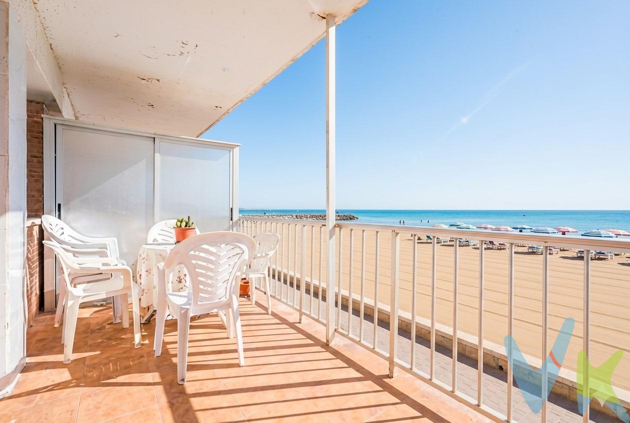 🏡 Descubre esta amplia vivienda situada en una ubicación privilegiada, en primera línea de la playa del Perelló, donde podrás disfrutar del mar y del estilo de vida mediterráneo todos los días. ✨ El apartamento cuenta con 4 habitaciones, ofreciendo amplitud y comodidad para toda la familia o para quienes buscan una segunda residencia junto al mar. ☀️ Dispone de un salón-comedor muy luminoso, con salida directa a una espectacular terraza de 13 metros frente a la playa, un espacio perfecto para desayunar con vistas al mar, relajarse y disfrutar de momentos únicos. 🛏️ La vivienda cuenta con ventanas de climalit, aportando mayor aislamiento, confort y tranquilidad en la vivienda. 🚿 Cuenta con un cuarto de baño amplio y muy cómodo, equipado con ducha y mampara de gran tamaño, pensado para ofrecer comodidad y funcionalidad en el día a día. 🔑 La vivienda cuenta con mejoras como puertas renovadas, cocina reformada y calentador nuevo, además de un práctico altillo de almacenaje ideal para guardar mantas, maletas y todo aquello que quieras tener organizado. 🌴 La playa del Perelló destaca por su arena fina, sus aguas mediterráneas y su ambiente tranquilo, siendo una zona perfecta para disfrutar tanto en vacaciones como durante todo el año. 🍽️ El entorno ofrece una gran calidad de vida, con restaurantes, comercios y una gastronomía reconocida por sus arroces y productos del mar, manteniendo ese encanto de pueblo costero valenciano. 🚗 Además, su cercanía a Valencia permite combinar la tranquilidad de vivir junto al Mediterráneo con la comodidad de tener la ciudad a pocos minutos. 💙 Una oportunidad única para tener un hogar frente al mar, con amplitud, terraza y todas las comodidades en una de las zonas con más encanto de la costa valenciana. 🏖️