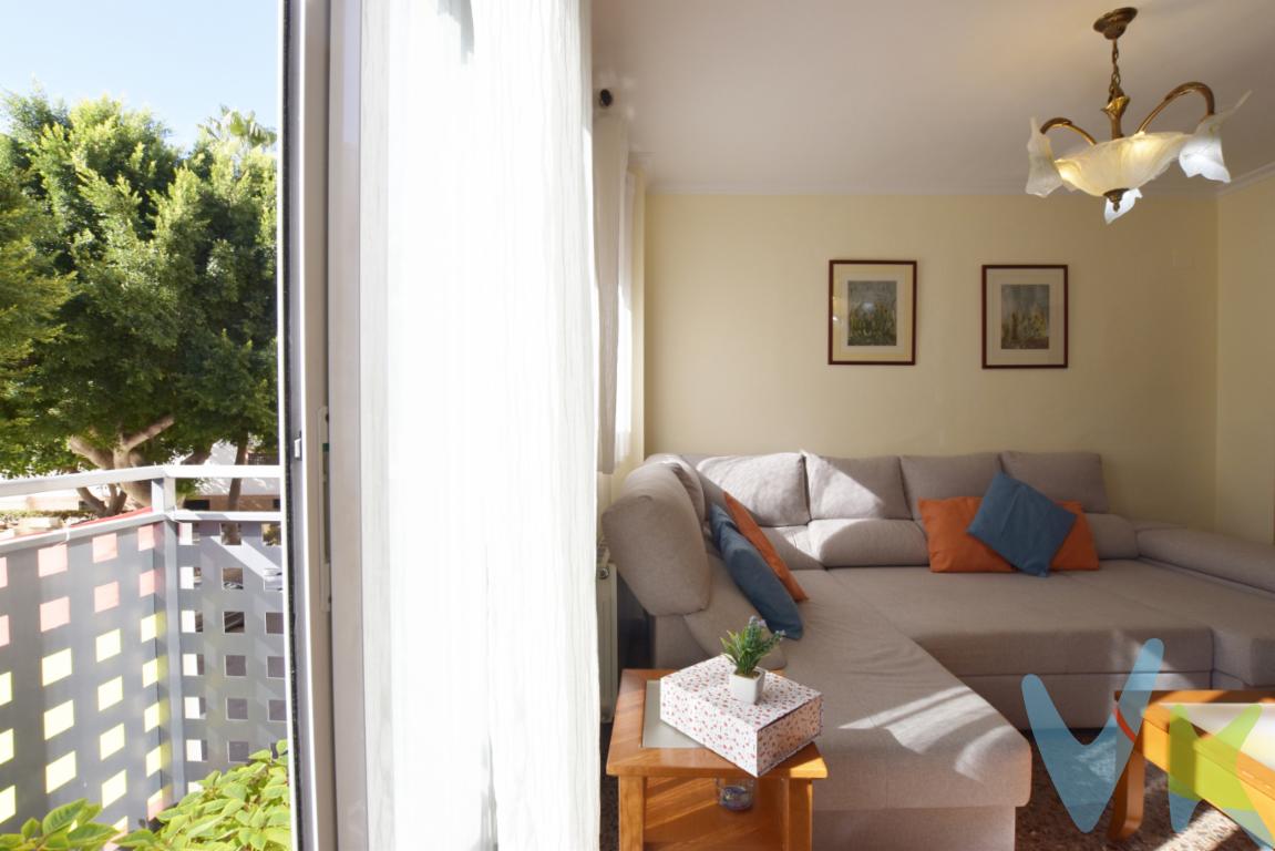 ¿Eres de los que te gusta despertar y salir al balcón o disfrutar de unas vistas despejadas o recibir los primeros rayos del sol? Si es así, estás de enhorabuena. Te ofrecemos un piso, orientado al este, muy luminoso y situado frente a una plaza tranquila, ajardinada, en una de las calles más importantes de Rafelbunyol. Además, se incluye una plaza de garaje y un trastero con salida a un pequeño patio particular, en planta baja, ideal para tener un lavadero por su buena ventilación. La vivienda está muy bien conservada por los propietarios, dos baños, uno en suite con plato de ducha a estrenar y recién pintada. La vivienda está situada muy cerca del centro, a unos tres minutos andando de la parada del metro, dirección Valencia a 25 minutos, próxima al centro de salud y colegios. Rafelbunyol cuenta con zonas verdes para correr, pasear o disfrutar con los niños. ¿Quieres más información? Llámanos y encantados te ofrecemos toda la información. ¿Te gustaría enterarte en primicia de nuestros inmuebles en alquiler y venta? En VIVEKU.ES los publicamos con unos días de antelación.Contamos con 30 años de experiencia acreditada y nuestro objetivo es garantizarle un servicio de compra humano, ético, de calidad, fácil y seguro. Nuestro equipo lo integran agentes con la titulación AIR (Agente Inmobiliario Registrado) y Agentes Certificadores de la categoría Premium en certificación de inmuebles y debidamente registrados en el Registro de Agentes de Intermediación de la CV (RAICV 0743). Consulte en nuestras reseñas de Google lo que opinan los clientes que ya han trabajado con nosotros.El precio NO incluye: Impuestos, gastos de Notaría, registro y honorarios de inmobiliaria.    