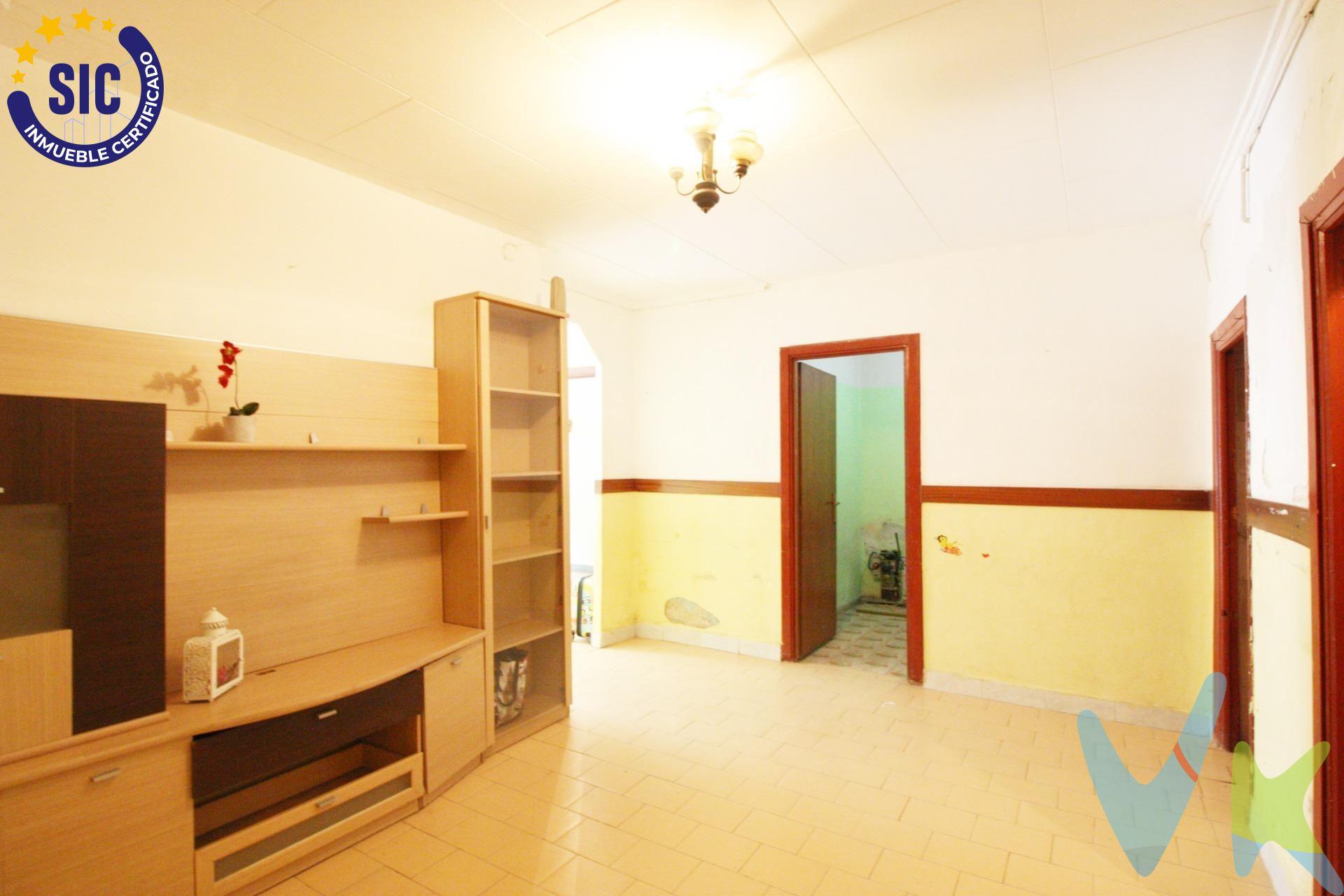 Te presentamos esta vivienda en planta baja situada en Alaquàs, una opción ideal para quienes buscan diseñar su hogar desde cero o para inversores que saben ver el potencial donde otros solo ven una reforma. La vivienda dispone de tres habitaciones, ofreciendo una distribución versátil que permite adaptarla tanto a vivienda habitual como a proyecto de inversión. Cuenta con un baño, cocina independiente y galería, aportando ese espacio extra tan necesario para el día a día. Se trata de una vivienda totalmente para reformar, lo que te brinda la oportunidad de personalizar cada rincón a tu gusto: distribución, materiales, acabados… aquí no hay límites, solo posibilidades. Su ubicación en planta baja la hace especialmente cómoda y accesible, ideal para todo tipo de perfiles, desde familias hasta personas que buscan evitar escaleras. Ubicada en una zona con todos los servicios a tu alcance: comercios, transporte, colegios y todo lo necesario para una vida práctica y cómoda en Alaquàs. Una vivienda con alma, lista para transformarse en un proyecto único. La venta de esta vivienda se gestiona mediante contrato de EXCLUSIVA COMPARTIDA por lo que se trabaja con más de 300 Inmobiliarias. . INFORMACIÓN LEGAL AL CONSUMIDOR:. El precio indicado no incluye impuestos ni gastos derivados de la compraventa. Gastos a cargo del comprador:. • Impuesto de Transmisiones Patrimoniales (ITP): En segundas transmisiones, el tipo general vigente en la Comunitat Valenciana es del 10% sobre la base imponible, que será el mayor valor entre el precio de compraventa, el valor declarado o el valor de referencia catastral, pudiendo aplicarse tipos reducidos según las circunstancias del comprador. • Honorarios de intermediación inmobiliaria: 4% del precio final de venta con un mínimo de 4000€ + IVA (21%), a cargo del comprador. No incluidos en el precio de venta. • Notaría y Registro de la Propiedad: Los aranceles son oficiales y variables en función del precio y características de la operación. A título orientativo, entre 600 € y 1.000 €. Los gastos se distribuirán conforme a la normativa vigente, salvo pacto en contrario. Las condiciones pueden variar en función de las circunstancias personales y del régimen fiscal aplicable. Otros gastos:. • Gastos de financiación: Tasación, comisiones y condiciones bancarias según la entidad elegida por el comprador. • Gestoría: Servicio opcional, con costes variables en función del proveedor. • Podrán existir otros gastos inherentes a la formalización de la compraventa que correspondan al comprador según normativa vigente. El vendedor asumirá los gastos que legalmente le correspondan, salvo pacto en contrario. El inmueble no se encuentra sujeto, a fecha de publicación, a limitaciones de precio derivadas de normativa de zonas de mercado residencial tensionado. Se facilitará al cliente información detallada y personalizada de todos los costes asociados a la operación, así como la documentación relativa al inmueble, disponible en la sede física de la agencia - Av. Blasco Ibáñez 5 Bajo, 46970, Alaquàs (Valencia) y/o en el medio electrónico habilitado – www.inmueblesvalencianos.net. La agencia actúa exclusivamente como intermediaria en la operación. Cualquier compraventa queda sujeta a la aceptación expresa del vendedor y a la formalización del correspondiente contrato. El presente anuncio tiene carácter meramente informativo y no contractual, pudiendo estar sujeto a errores, cambios o actualizaciones.  . . 