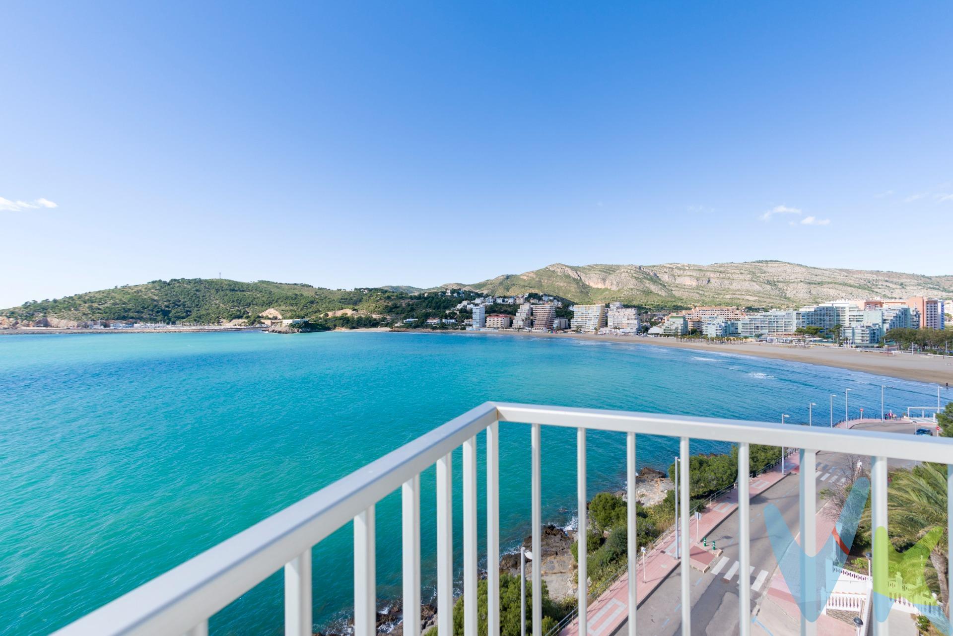 🌊✨ Vivir frente al mar, con vistas infinitas y un estilo que enamora:. Te presentamos este impresionante apartamento situado en primera línea en la subida una vez pasas el Paseo Marítimo de La Concha, en Oropesa del Mar, frente a la emblemática Playa de La Concha. Un enclave privilegiado donde el Mediterráneo se convierte en el auténtico protagonista 🏖️💙. 🌅 Sexta planta con vistas panorámicas al mar. Ubicado en un sexto piso, originariamente eran dos apartamentos y mediante una reforma integral se ha conseguido este singular apartamento amplio ya que ocupa toda la planta y  que, además, ofrece vistas infinitas al Mediterráneo desde todas las estancias. Cada rincón del hogar —desde los dormitorios hasta las terrazas— se abre al azul del mar, regalando luz natural constante y una sensación de calma incomparable ✨. Con 154 m² de elegancia y confort, la vivienda ha sido recientemente reformada con un estilo moderno y actual, y se entrega amueblada con un gusto exquisito. Lista para entrar a vivir desde el primer día 🗝️. 🏡 Distribución pensada para disfrutar. 🌊 Amplio salón-comedor con grandes ventanales y dos terrazas privadas frente al mar, perfectas para desayunos con brisa marina o atardeceres inolvidables. 🍽️ Cocina moderna y totalmente equipada, funcional y sofisticada, ideal para quienes valoran diseño y practicidad. 🛏️ Cuatro dormitorios dobles, todos con armarios empotrados y ventanas con vistas directas al mar. Un auténtico privilegio diario. 🚿 Dos baños completos, de líneas actuales y materiales de alta calidad. 🚗 Plaza de garaje y trastero incluidos en el precio. 🌴 Residencial Las Vegas. La propiedad forma parte de una urbanización con piscina comunitaria, espacio ideal para relajarse, disfrutar del sol o compartir momentos en familia ☀️🌿. 💎 Una joya única frente al mar, perfecta tanto como residencia habitual de alto nivel como segunda vivienda exclusiva en la costa. Si buscas espacio, luz, privacidad y vistas que no se agotan nunca, este es tu hogar ideal. 📍 Ubicación estratégica en la Costa Mediterránea – Oropesa del Mar. Esta vivienda se encuentra en Oropesa del Mar, una de las localidades costeras más conocidas de la provincia de Castellón, situada en plena Costa Mediterránea y reconocida por sus amplias playas, calas naturales y excelente calidad de vida. Oropesa del Mar está a tan solo 20 minutos de Castellón de la Plana, capital de la provincia, donde encontrarás todos los servicios esenciales: hospitales, centros comerciales, universidades y estación principal de tren. ✈️ Excelentes conexiones nacionales e internacionales. Su ubicación permite un acceso cómodo tanto para residentes habituales como para compradores internacionales:. •	A aproximadamente 25 minutos del Aeropuerto de Castellón, con conexiones internacionales en crecimiento. •	A 1 hora del Aeropuerto de Valencia, con vuelos diarios a las principales ciudades europeas. 🚄 Oropesa del Mar dispone de estación de tren con conexiones hacia Valencia, Barcelona y otras ciudades españolas. 🌊 Entorno y estilo de vida. Oropesa combina playas de arena fina como La Concha . Por mandato expreso del propietario comercializamos este inmueble mediante contrato de multi-exclusiva, por el cual numerosas agencias colaboradoras, nacionales e internacionales, ofrecen esta vivienda a sus potenciales compradores, todo ello garantizando un servicio de calidad, un trato fácil, sencillo y sin interferencias de terceros, ya que la gestión es a través de nuestra agencia. *Impuestos, gastos de compraventa tales como honorarios agencia y financiación no incluidos. . . . 