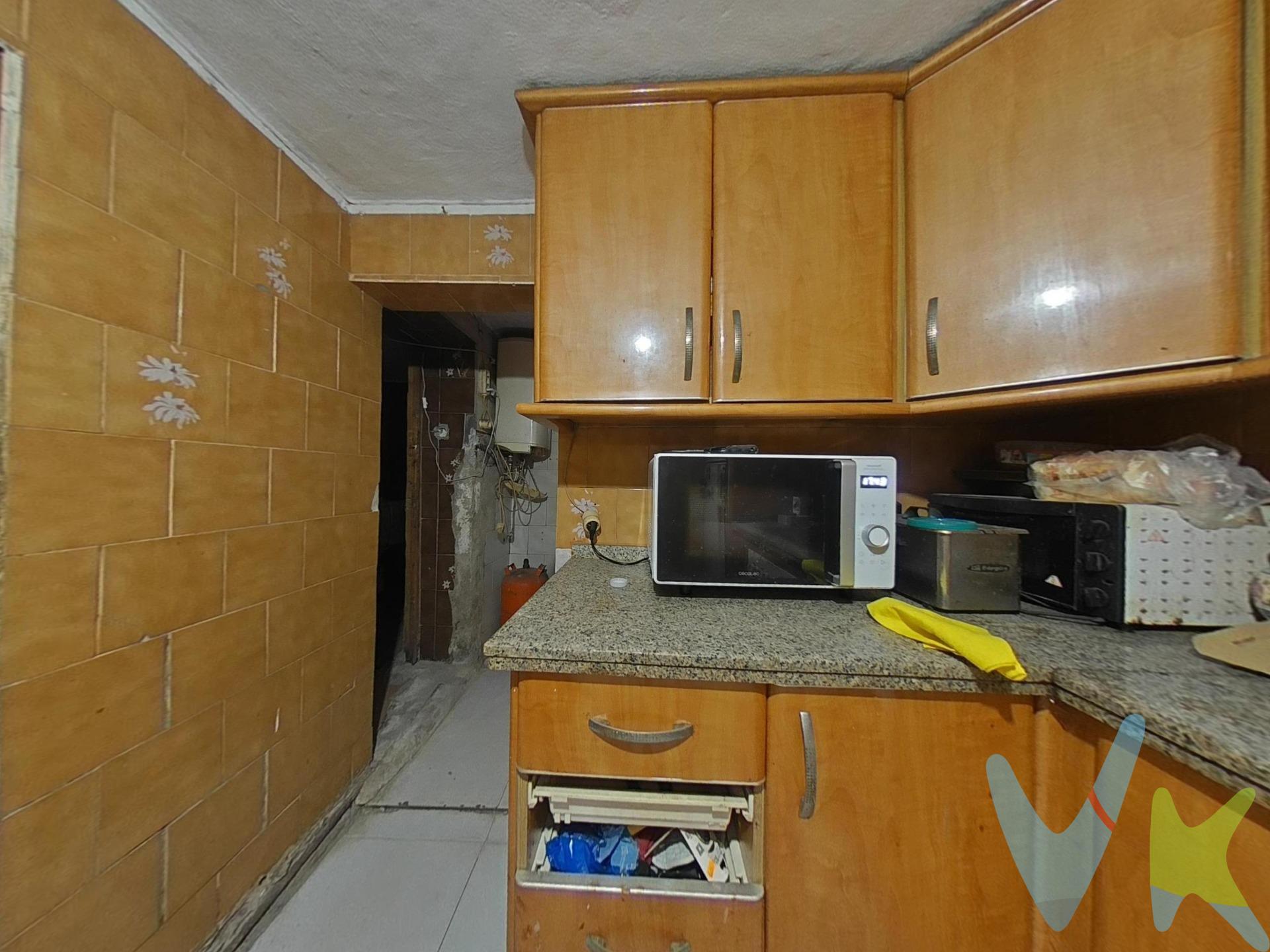 ¿Has soñado  con  tener tu vivienda diseñada a tu gusto? Pues aquí tienes la oportunidad. . 📍 Situada en el barrio de Cañero, esta casa te ofrece la base perfecta para convertirla en tu hogar ideal 🔑. . 🔹 Actualmente tiene salón, dos dormitorios, cocina, baño, patio y azotea, aunque tú podrías levantar la construcción diseñando el plano y adaptándolo a tus necesidades. 💡 Esta propiedad se presente como el lienzo perfecto para que la transformes a tu gusto. 👌🏼 Ideal para establecerte en una ubicación bien comunicada y llena de servicios cercanos en una zona consolidada  y muy demandada. . 📞 ¡No pierdas la oportunidad y ven a visitarla hoy mismo!. Cláusula de Transparencia y Desglose de Gastos (Ley 10/2025).  PRECIO DE VENTA + GASTOS.  En cumplimiento de las obligaciones de información previstas en la Ley 10/2025, de 28 de diciembre, de servicios de atención a la clientela y transparencia, así como en la normativa sectorial vigente, se hace constar que el precio indicado no incluye los gastos e impuestos inherentes a la adquisición, los cuales se desglosan a continuación:.  * Honorarios Agencia del comprador: 2,5 % del precio final de venta más el 21% de IVA (con un mínimo de 3.600 € más el 21% de IVA).  * Impuesto sobre Transmisiones Patrimoniales (ITP): Se aplicará el tipo impositivo vigente en la Comunidad Autónoma de Andalucía (generalmente el 7%, sin perjuicio de tipos reducidos del 3,5%, 1,2% o 1% aplicables según las circunstancias personales del comprador o las características del inmueble). El impuesto se devenga sobre el Valor de Referencia de Catastro o el precio de venta, aquel que resulte superior.  * Gastos de Notaría: Los honorarios notariales se calcularán conforme al arancel oficial regulado en el Anexo I, del Real Decreto 1426/1989, de 17 de noviembre, por el que se aprueba el arancel Notarial.  * Gastos de Registro: La inscripción en el Registro de la Propiedad se facturará según el arancel oficial establecido en el ANEXO I, del Real Decreto 1427/1989, de 17 de noviembre, por el que se aprueba el arancel Notarial.  * Gastos de Gestión (Gestoría): Los honorarios por la tramitación administrativa, liquidación de impuestos e inscripción registral ascienden a [600 aprox.] € (IVA incluido). * Para cumplir con la normativa vigente tenemos a disposición del cliente la Ficha de segundas y ulteriores transmisiones de inmuebles. El precio anunciado no tiene caducidad, pero puede sufrir alteraciones sin previo aviso.  Para una información exhaustiva sobre el funcionamiento, tipos impositivos y bonificaciones del ITP en Andalucía, puede visitar la página: https://www.juntadeandalucia.es/organismos/economiahaciendayfondoseuropeos/areas/tributos-juego/tributos/paginas/impuestos-cedidos-transmisiones.html. 