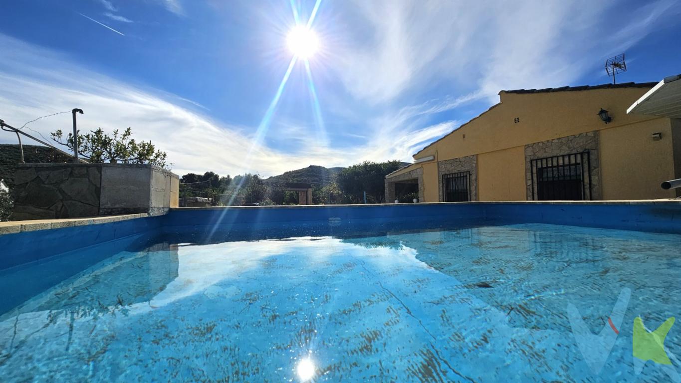  Se presenta una oportunidad excepcional para adquirir una encantadora casa independiente en el tranquilo y pintoresco municipio de Pedralba. Esta vivienda, habitada por el encanto de los años 70, se encuentra cuidadosamente conservada desde su construcción en 1978. Residencia ideal para aquellos que buscan paz y comodidad, presenta una disposición perfectamente equilibrada en sus 80 metros cuadrados útiles, rodeados por la serenidad de su amplia parcela privada.Al ingresar a esta acogedora morada, se es recibido por su luminoso salón, completamente amueblado con un estilo acogedor y funcional. El ambiente está diseñado para el confort, permitiendo disfrutar de reuniones familiares o momentos de tranquila lectura. Gracias a la inclusión de electrodomésticos, la cocina está lista para usar, lo cual convierte la mudanza en un proceso cómodo y sin complicaciones.La vivienda dispone de tres habitaciones generosas, perfectas para satisfacer las necesidades familiares o para dedicar un espacio como oficina o sala de juegos. Cada habitación ha sido diseñada para maximizar la luz natural, creando un ambiente cálido y acogedor. Asimismo, el baño ha sido mantenido con cuidado, asegurando que los futuros propietarios encuentren un espacio funcional y elegante.El exterior destaca por su extenso terreno, un espacio ideal para aquellos que disfrutan de actividades al aire libre o desean cultivar su propio jardín. La zona ajardinada se presta para crear inolvidables recuerdos familiares al aire libre o para disfrutar de la naturaleza en la intimidad de su hogar. Los entusiastas del bricolaje o aquellos que necesitan espacio adicional para el almacenaje encontrarán el gran trastero una característica sumamente valiosa.El contexto de la vivienda se complementa con la comodidad de un garaje privado, una valiosa adición que resguarda vehículos de cualquier clima y que añade un nivel extra de privacidad al hogar. Vivir en esta residencia es disfrutar del equilibrio perfecto entre vida rural y conexiones urbanas, gracias a la cercanía del transporte público que facilita el desplazamiento hacia zonas más céntricas.Ubicada en una calle tranquila de Pedralba, esta propiedad promete el encanto de la vida en un entorno natural, a la par que asegura la funcionalidad diaria. Al adquirir este hogar, no solo se está invirtiendo en un espacio físico, sino en un estilo de vida sereno y enriquecedor, lejos del bullicio de la ciudad, sin sacrificar acceso a los servicios esenciales.En conclusión, esta casa independiente es más que una simple propiedad; es una inversión en un modo de vida relajado, cómodo y seguro. No pierda la oportunidad de visitar esta joya escondida en Pedralba. Cada rincón, cada detalle de esta vivienda está listo para recibir a sus nuevos propietarios. Sería un placer acompañarle a descubrir en persona todo lo que esta encantadora propiedad tiene para ofrecer. La oportunidad perfecta para redefinir su hogar en un entorno privilegiado le está esperando. Contáctenos para organizar una visita y permítanos mostrarle un estilo de vida que perfectamente podría convertirse en su realidad diaria. 