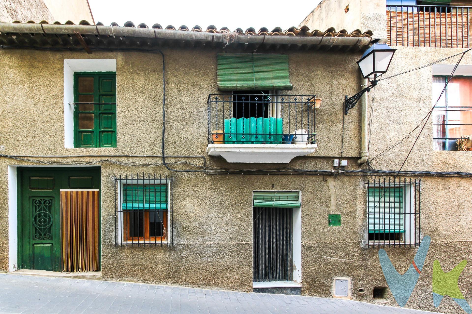 Presentamos para la venta estupenda casa de pueblo para reformar y con la compra se regala un terreno de 642m con la construcción ,en pintoresca población de Valle de Ayora, Jalance,a 7km de Cofrentes, 15km de Ayora, 40km de Requena, en una hora aproximada de las playas de Valencia y Alicante también de Albacete. Con buen acceso a la carretera, en una de buenas y tranquilas zonas, con todos comodidades a su alcance, rodeada de zonas verdes, miradores con vistas inolvidables. En sus inmediaciones dispone de todo tipo de comercios, colegios, polideportivo con la piscina municipal y servicios necesarios. Dispone de buenas comunicaciones, cuenta con autobuses urbanos y interurbanos, con lineas regulares y paradas próximas a inmueble. La vivienda consta de 2 plantas en 280metros cuadrados construidos, se encuentra en estado para reformar, con buena distribución y mucha luz natural. En planta baja tenemos un garaje enorme y acceso a la vivienda de 4 dormitorios, amplia cocina con comedor, baño, trastero, salón, patio descubierto. En la planta superior hay 3 cuartos, cocina, un desván grande, diáfano, que se puede convertir en salón, baño, más dormitorios y obtener otra vivienda. Se ofrece un gran potencial gracias a su amplia distribución. Con la reforma adecuada está propiedad puede convertirse en una hermosa casa familiar o en una inversión rentable. El plan Estatal de acceso a la vivienda 2022-2025 incluye ayudas directas para personas menores de 35 años, que comprende una casa en un municipio de menos de 10000 habitantes. . Está vivienda es ideal para hacer un negocio de casa rural, jubilarse, teletrabajar o como segunda residencia, si eres amante de naturaleza y buscas tranquilidad, quieres aprovechar de los mejores atardeceres, el mejor aire y pasar en familia y amigos muchas veladas y fiestas. Con la compra de casa se regala un terreno rústico de 642metros cuadrados con una construcción, que se puede convertir en un almacén, garaje, casa de campo, con vistas despejadas a la valle , en 100m del pueblo, nada más cruzando el camino. ¡Es una oportunidad única!. La descripción del presente inmueble e imágenes tienen mero carácter informativo y en ningún caso carácter contractual, pudiendo ser modificados por la inmobiliaria comercializadora sin que ello implique responsabilidad alguna frente a terceros. En el precio de venta a público, esta propiedad NO incluye los gastos de adquisición (Notario, registro, gestión, honorarios, etc…). 