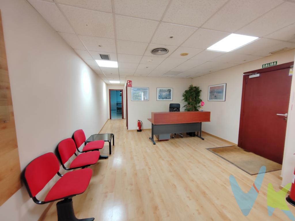 ? Local en Venta  Carrer Pujades, 69El Parc i la Llacuna del Poblenou  Barcelona? Ubicación estratégica en el corazón del 22@Este amplio local se encuentra en el número 69 de Carrer Pujades, dentro del barrio de El Parc i la Llacuna del Poblenou, uno de los enclaves más dinámicos y transformadores de Barcelona.Ubicado en plena zona 22@, se trata de un entorno altamente consolidado para la implantación de empresas tecnológicas, creativas y de servicios. El barrio combina la tradición industrial con la innovación digital, ofreciendo un ecosistema empresarial vibrante con espacios de coworking, centros de innovación, universidades y startups.Además, destaca por su excelente calidad urbana:Amplias zonas verdes como el Parc de la Ciutadella o el Parc de lEstació del NordA pocos minutos andando de la playa de BogatellAmplia oferta de restauración, gimnasios, tiendas de proximidad y serviciosGran conectividad en transporte público y bicicleta (Bicing)Una ubicación ideal para empresas que buscan un entorno profesional, moderno y conectado, sin renunciar al estilo de vida mediterráneo.? Superficie y distribuciónSuperficie construida: 477?m²Superficie útil: 416?m²Distribución funcional:Zona de administraciónSala de reuniones3 despachos individuales2 despachos con varias estaciones de trabajoCuarto de comunicaciones / rackZona de office-comedorZona de almacén con oficina anexaArchivoCuarto de máquinasAmplia zona de trabajo tipo tallerCuarto de limpieza3 aseos? Características destacadasEspacio amueblado y operativoAltas posibilidades de redistribución, incluso en formato completamente diáfanoSuelos de parquet en oficinas y gres en zona de tallerClimatización completa: aire acondicionado por conductos + splits2 accesos independientesFachada principal de 20 metros lineales, totalmente exteriorGrandes ventanales con abundante luz natural y vistas exteriores? Características del edificioEdificio representativo en el 22@4 ascensores + 3 montacargas2 muelles de carga, ideales para entrada/salida de mercancías? ComunicacionesMetro Bogatell (L4) a 5 min a pieLíneas de autobús y Bicing cercanasFácil acceso a Avinguda Meridiana, Gran Via y Ronda Litoral? Usos idealesOficinas corporativas o técnicasEstudio de arquitectura, diseño o ingenieríaEmpresa tecnológica o digitalTaller profesional con showroomCoworking, formación o serviciosActividad logística o comercial con necesidad de carga y descargaHonorarios a cargo del comprador 3% del precio final de venta + 21% de IVA