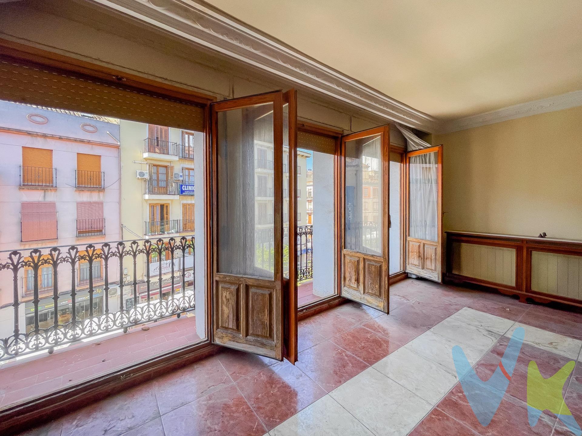Imagina despertar cada día en un hogar lleno de luz, con el encanto de lo histórico y la comodidad de lo moderno, justo en el centro de esta hermosa ciudad. Te presentamos un espectacular dúplex en la Plaza El Portal, justo encima de la icónica Perfumería Druni, un lugar lleno de vida y tradición en Requena. En la primera planta, sentirás la amplitud y calidez de un gran salón-comedor con un balcón que te invita a disfrutar de la vida que pasa por la calle, como en una película. Aquí, las tardes serán mágicas mientras ves a la gente ir y venir. La cocina es el corazón de la casa, con espacio de sobra para inspirar deliciosas comidas, y al lado un lavadero amplio que te hará la vida más fácil. Además, tendrás cinco habitaciones para llenar de risas y sueños, y dos terrazas donde podrás respirar aire fresco y sentir el latido de la ciudad. Pero lo mejor está por llegar…. En la planta superior, encontrarás un espacio abierto, lleno de posibilidades. Imagina compartir cenas con amigos junto a una chimenea acogedora, con una cocina americana que te permite estar siempre en el centro de la conversación. Todo diseñado para crear recuerdos inolvidables. Y si buscas un rincón de paz, dos grandes terrazas interiores te ofrecen la intimidad que necesitas, mientras que otro balcón te conecta con el exterior. Todo esto con una entrada discreta por una calle tranquila, para que llegues a tu hogar como quien guarda un secreto. Una Ubicación Perfecta para Disfrutar la Vida. Aquí, estarás rodeado de tiendas, mercados, restaurantes y todo lo que hace especial a Requena. ¡No necesitarás ir más lejos! Todo lo que necesitas está a tu alrededor. Este no es solo un dúplex; es el lugar donde comenzarás una nueva historia, llena de momentos especiales. . ¿Te imaginas aquí? ¡Ven a verlo!. Este dúplex tiene alma, y estamos seguros de que cuando lo conozcas, sentirás que es para ti. Llámanos y agenda una visita. ¡Queremos que descubras tu futuro hogar en el centro de Requena!. La descripción del presente inmueble e imágenes tienen mero carácter informativo y en ningún caso carácter contractual, pudiendo ser modificados por la inmobiliaria comercializadora sin que ello implique responsabilidad alguna frente a terceros. En el precio de venta a público, esta propiedad NO incluye los gastos de adquisición (Notario, registro, gestión, honorarios, etc…). 