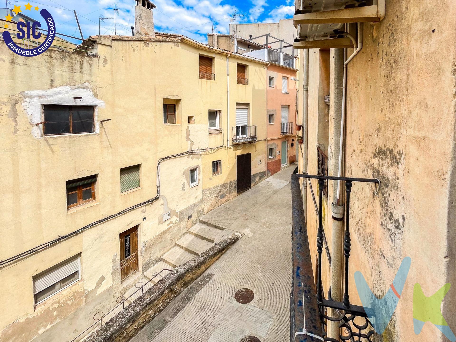 La casa se encuentra en el corazón de Bocairent, un pintoresco pueblo lleno de historia y encanto. Esta antigua propiedad está situada a tan solo unos pasos de la plaza principal y rodeada de todos los servicios esenciales, lo que la convierte en una joya escondida en una ubicación privilegiada. La casa tiene el carácter único de las viviendas tradicionales de la zona, con muros de piedra y detalles arquitectónicos que cuentan historias de épocas pasadas. Aunque es evidente que requiere una renovación, esta propiedad ofrece un lienzo perfecto para aquellos con visión y deseo de crear un hogar especial en un entorno lleno de vida. El techo de la casa ya ha sido parcialmente renovado, asegurando que una parte de la estructura esté protegida y lista para recibir a sus nuevos propietarios. Sin embargo, otra sección del techo conserva su antigüedad, lo que permite a los futuros propietarios personalizarla a su gusto, manteniendo el carácter rústico o incorporando materiales modernos que se integren con el entorno histórico. Uno de los mayores atractivos de esta casa es su gran potencial para realizar mejoras que maximicen su valor. Por ejemplo, se puede aprovechar la estructura existente para construir una terraza en la parte superior, desde la cual se disfrutarían vistas espectaculares del pueblo y del paisaje montañoso que lo rodea. Esta terraza se convertiría en un lugar ideal para relajarse, disfrutar del aire fresco y de las impresionantes vistas. Además, la casa cuenta con espacio suficiente en la planta baja para habilitar una plaza de garaje, una característica muy valorada en el centro histórico donde el estacionamiento puede ser un desafío. Esta adición no solo aumentaría el valor de la propiedad, sino que también proporcionaría una comodidad inigualable para los residentes. En resumen, esta casa antigua, con su ubicación céntrica y su potencial de mejoras, es una oportunidad única para crear un hogar encantador que combine la historia y la modernidad en un entorno privilegiado. Con un poco de inversión y creatividad, esta propiedad puede transformarse en una residencia de ensueño en el corazón de Bocairent. La descripción del presente inmueble e imágenes tienen mero carácter informativo y en ningún caso carácter contractual, pudiendo ser modificados por la inmobiliaria comercializadora sin que ello implique responsabilidad alguna frente a terceros. En el precio de venta a público, esta propiedad NO incluye los gastos de adquisición (Notario, registro, gestión, honorarios, etc…). 