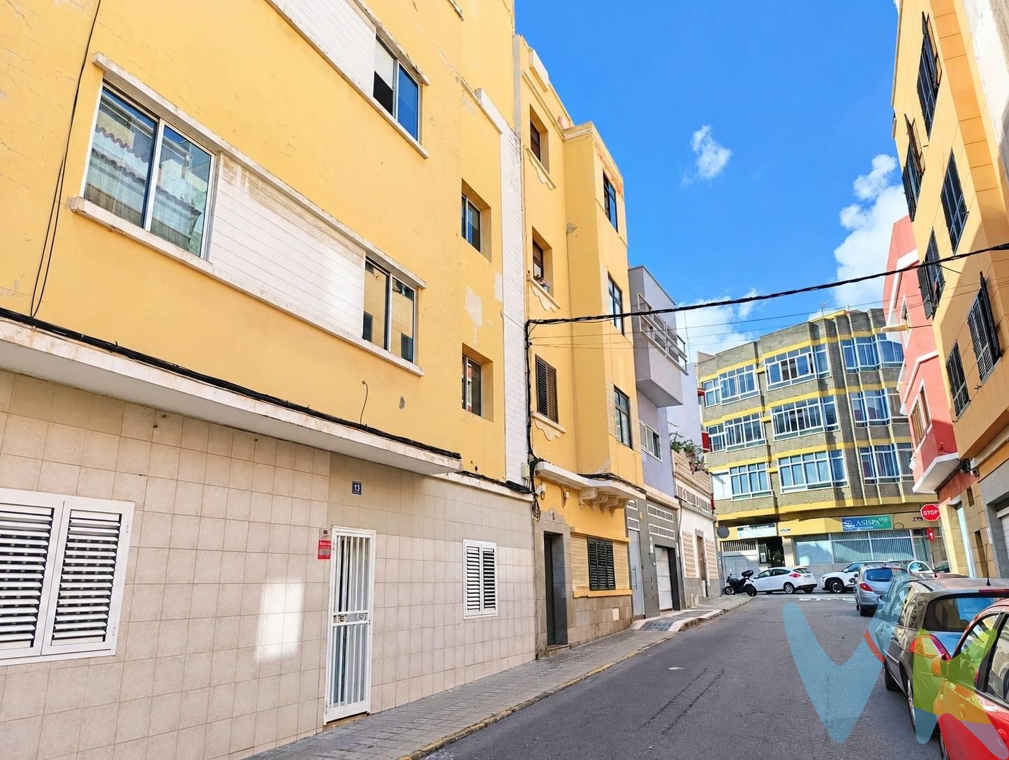 Vivienda de 93 m² construidos, situada en una tercera planta sin ascensor, en pleno barrio de Arenales, una zona céntrica y consolidada de Las Palmas de Gran Canaria. Tres habitaciones, una de ellas en suite, dos baños, salón y cocina independiente conforman el espacio de esta vivienda, que destaca especialmente por su gran luminosidad, aportando amplitud y una agradable sensación de confort. Su ubicación es uno de sus grandes atractivos: un barrio céntrico, bien comunicado y rodeado de comercios, supermercados, centros educativos, restauración, transporte público y todo tipo de servicios. Una propiedad con muchas posibilidades, tanto para quienes buscan una vivienda habitual en una ubicación muy céntrica de Las Palmas de Gran Canaria como para quienes buscan una propiedad con potencial de inversión. Los datos expuestos son meramente orientativos y están sujetos a errores u omisiones involuntarias. Los gastos derivados de la compraventa no están incluidos en el precio.