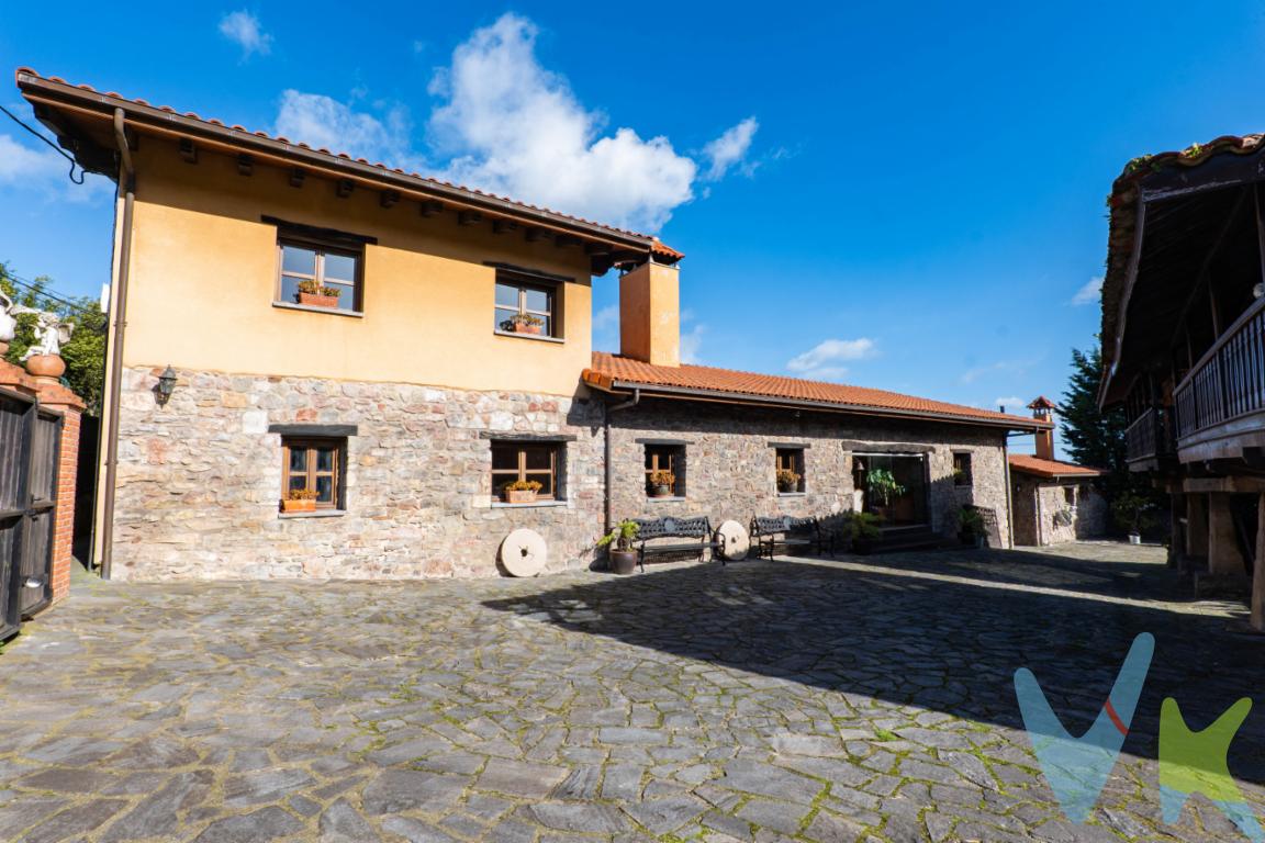 Hay propiedades que se compran y otras que se sienten. Esta magnífica construcción original de 1870 es una de ellas.Rehabilitada integralmente en el año 2008, la vivienda conserva intacta la esencia de la arquitectura tradicional piedra natural, vigas vistas, suelos cerámicos y madera maciza combinándola con el confort y las comodidades que exige la vida actual.Con una superficie construida total de 432 m², distribuidos en 269 m² en planta baja y 78 m² en planta superior, la casa ofrece amplitud, calidez y una distribución pensada para disfrutar cada estancia.Planta bajaUn espectacular recibidor acristalado da la bienvenida, inundando de luz natural la entrada y anticipando el carácter de la vivienda.En esta planta encontramos:Imponente salón principal, amplio y acogedor, con muros de piedra y techos de madera.Cocina independiente de gran tamaño, funcional y con personalidad.Tres dormitorios (uno de ellos actualmente acondicionado como biblioteca).Dos baños, uno de ellos en suite en el dormitorio principal de esta planta y un aseo de cortesía.Los espacios respiran autenticidad, con una atmósfera cálida y envolvente difícil de encontrar.Planta superiorLa planta alta se organiza alrededor de un bonito hall distribuidor y dispone de:Dos dormitorios adicionales.Uno de ellos en suite con baño propio.Un segundo baño completo que da servicio al resto de la planta.Una zona ideal para invitados o para crear un espacio más independiente dentro de la vivienda.Exterior y construcciones auxiliaresLa propiedad se ubica sobre una finca de más de 6.500 m², ofreciendo privacidad, amplitud y múltiples posibilidades.En la parcela encontramos además:Casa de aperos/almacén de 37 m².Dos hórreos tradicionales que aportan valor patrimonial y carácter único.Amplia zona de patio y espacios exteriores perfectos para disfrutar del entorno.Una propiedad singular, donde tradición y confort conviven en equilibrio. Ideal como residencia habitual para quienes buscan tranquilidad sin renunciar a calidad, o como segunda vivienda con un encanto auténtico.Se informa a los interesados que el precio de venta indicado no comprende, el Impuesto de Transmisiones Patrimoniales (ITP) los gastos asociados a la compraventa (notaría, registro de la propiedad y otros) ni los honorarios de la agencia inmobiliaria a cargo del comprador.   