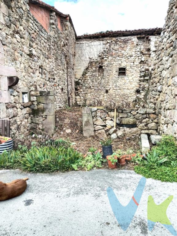 Solar con posibilidad de reconstrucción a menos de 10 minutos de San Sebastián de GarabandalEn Rozadío, en un entorno rural tranquilo y rodeado de la naturaleza característica del valle del Nansa, ponemos a la venta este interesante solar en el que existió anteriormente una vivienda, conservándose todavía parte de sus antiguos muros de piedra.La propiedad ofrece la posibilidad de volver a levantar una vivienda de dos plantas, mediante la realización del correspondiente proyecto por arquitecto y previa obtención de las autorizaciones y licencia municipal necesarias.Una oportunidad especialmente atractiva para quienes buscan construir una vivienda con encanto, aprovechando la esencia de la arquitectura tradicional de la zona.Uno de sus principales atractivos es su excelente ubicación, a menos de 10 minutos en coche de San Sebastián de Garabandal, localidad conocida internacionalmente y que recibe visitantes a lo largo de todo el año. Esta proximidad convierte al inmueble en una opción muy interesante tanto para crear una vivienda particular o segunda residencia como para valorar un proyecto vinculado al alojamiento rural, siempre sujeto a la normativa y autorizaciones correspondientes.Rozadío ofrece además la tranquilidad de un pequeño núcleo rural, con un entorno privilegiado para quienes buscan naturaleza, montaña y desconexión, sin renunciar a la cercanía de uno de los lugares más conocidos y visitados de esta zona de Cantabria.Una propiedad con historia y muchas posibilidades para crear una vivienda totalmente a medida en un enclave singular, a un paso de San Sebastián de Garabandal.Gastos e Impuestos no incluidos en el precio. Compra sujeta a ITP. El comprador se hará cargo de los costes de la escritura e inscripción en el Registro de la Propiedad.\"Más información sobre transparencia, impuestos, gastos y condiciones de compraventa en nuestra web www.activanorte.com\"