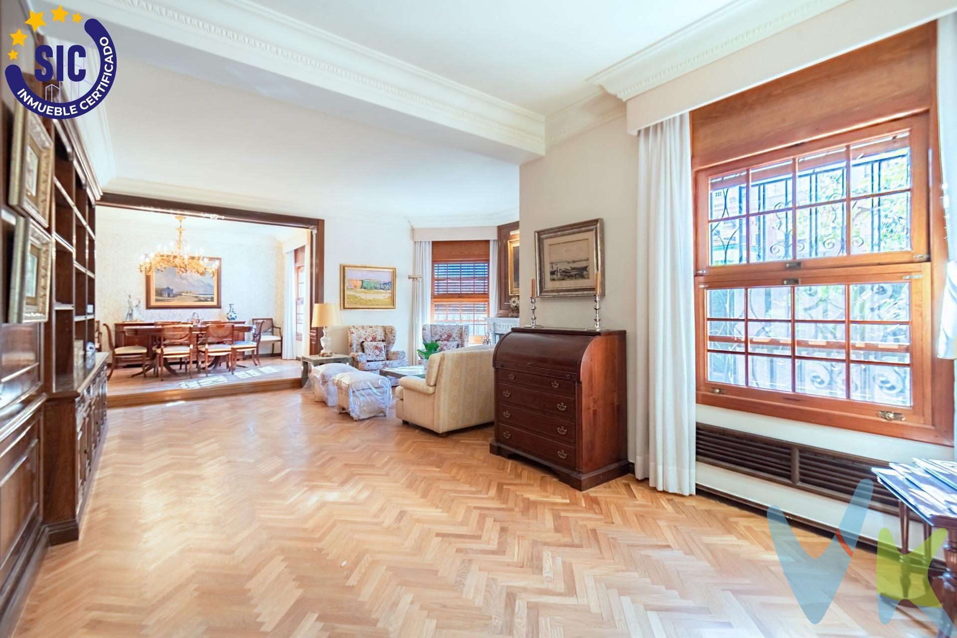 ¡Tu hogar ideal en Castellón te espera!. Descubre esta encantadora casa-chalet, situada a un paso del centro de la ciudad, donde la comodidad y la tranquilidad se encuentran en perfecta armonía. Con un diseño espacioso y luminoso, esta propiedad cuenta con 4 amplios dormitorios distribuidos en dos plantas, ideales para disfrutar de momentos en familia o recibir a tus amigos. La cocina es perfecta para los amantes de la gastronomía, y el salón comedor ofrece un espacio acogedor para relajarte y compartir momentos inolvidables. Con tres baños, la comodidad está garantizada para todos los miembros del hogar. El exterior es un verdadero oasis: un jardín que invita a disfrutar del aire libre, un espacio para tender la ropa y suficiente terreno para construir la piscina de tus sueños. Además, cuenta con capacidad para aparcar tres coches, lo que añade un plus de comodidad. La casa se beneficia de luz natural en todas sus estancias, gracias a sus múltiples orientaciones, creando un ambiente cálido y acogedor. Y si eres un amante del vino o necesitas espacio extra, ¡la bodega en el sótano es perfecta para ti!. No dejes pasar la oportunidad de vivir en este maravilloso chalet en Castellón.  ¡Contáctanos para más información y ven a visitarlo!. 