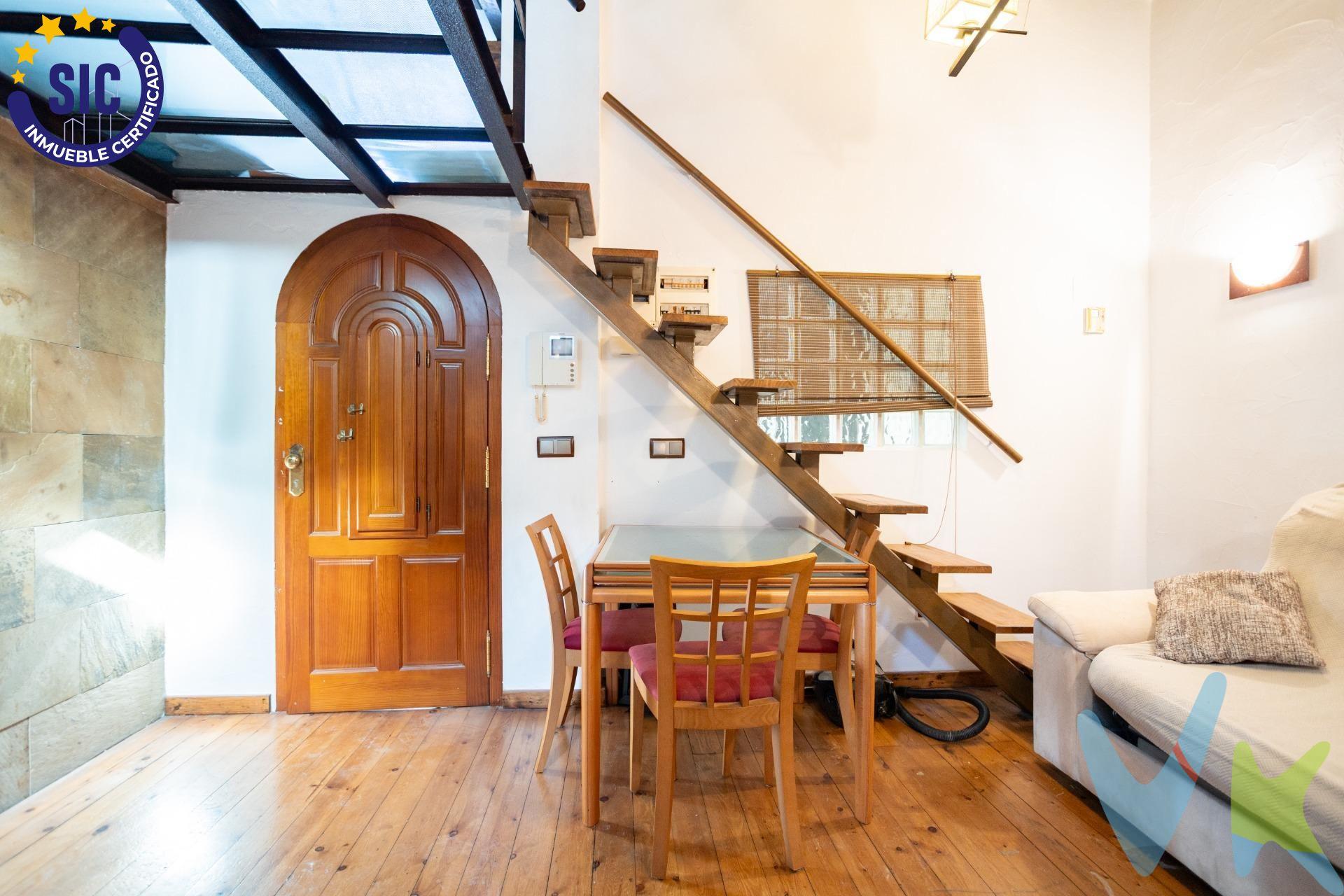 . En la emblemática calle Pascual y Genís, en pleno centro histórico de Valencia, te presentamos este encantador estudio ubicado en una finca señorial de 1920. Un espacio que conserva la esencia de la arquitectura clásica —techos altos, vigas de madera vistas y detalles que cuentan historias— pero que ha sido completamente renovado con un estilo nórdico actual, funcional y acogedor. Originalmente la vivienda del portero, este singular estudio de 48 m² ha sido reformado a estrenar con materiales de calidad y una cuidada estética donde la madera cobra protagonismo, creando un ambiente cálido y luminoso. El espacio se distribuye de forma diáfana, con una zona de salón-comedor y cocina office integrada, y una habitación doble abuhardillada con claraboyas que inundan de luz natural cada rincón gracias a su orientación oeste. Dispone de un baño de diseño completamente nuevo y de una estancia adicional independiente de aproximadamente 5 m², ideal como trastero, lavandería o espacio para bicicletas, con ventilación natural a una tranquila terraza interior. Una vivienda única, perfecta como refugio urbano, estudio creativo o inversión en una de las zonas más deseadas de la ciudad. Silencioso, luminoso y con carácter. ¿Te imaginas vivir en este rincón tan especial? Ven a conocerlo. Te va a enamorar. 🏡✨. La descripción y los datos del presente inmueble tienen carácter meramente informativo y en ningún caso contractual. En el precio de la vivienda no están incluidos los honorarios de agencia, gastos de compraventa y/o financiación. Por mandato expreso del propietario, comercializamos este inmueble en exclusiva compartida, lo que garantiza un servicio de calidad, un trato fácil y personalizado, una gran difusión en nuestras redes compartidas y sin interferencias de terceros. Por este motivo se ruega no molestar al propietario, a los ocupantes de la propiedad, a los vecinos o conserjes del edificio si los hubiera. Si eres una agencia, llámanos colaboraremos contigo. Muchas gracias. 