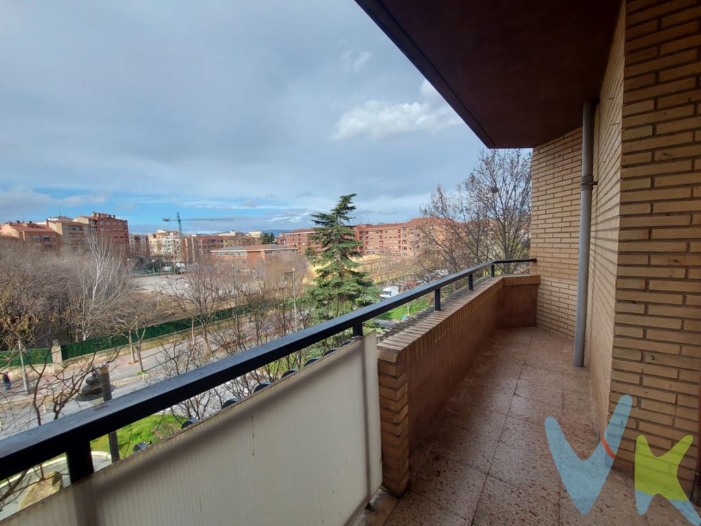 ? Inmobiliaria Solozábal presenta esta amplia y luminosa vivienda situada en la demandada zona de San Millán, en Logroño.? El inmueble destaca por sus $108 m^2$ útiles y por ser totalmente exterior, lo que garantiza una excelente entrada de luz natural.? Su distribución cuenta con 4 dormitorios amplios, un acogedor salón, cocina independiente equipada y una práctica despensa.? Dispone de 2 baños completos y dos terrazas privadas, ideales para disfrutar del aire libre y de su buena altura.?? El edificio, construido en 1982, cuenta con dos ascensores a cota cero, facilitando la accesibilidad total sin barreras arquitectónicas.?? Incluye servicios de calefacción y agua caliente central con contador individual, además de suelos de parquet y ventanas de aluminio.? Ubicada a un paso de zonas verdes, centros de salud y colegios, es una oportunidad única tanto para vivienda habitual como para inversión.? Por último, se informa de que algunas de las fotografías mostradas pueden haber sido modificadas con IA para mejorar su visualización.