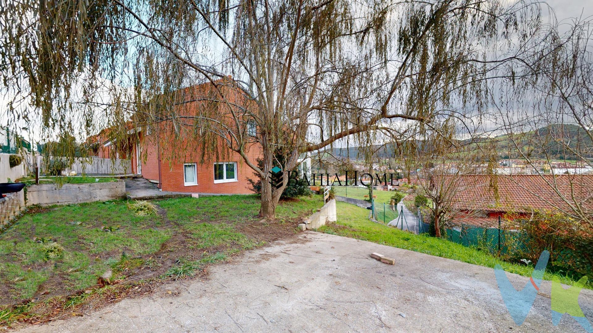  🏡 Chalet Pareado en El Mirador de Beranga. ✨ Naturaleza, tranquilidad y comodidad en un entorno privilegiado ✨. Te presentamos este fantástico chalet pareado ubicado en la exclusiva urbanización Mirador de Beranga (Cantabria), un entorno residencial tranquilo, rodeado de zonas verdes y perfecto para quienes buscan calidad de vida, espacio y buena conexión con la costa y la ciudad. 🚗 Ubicación y accesos. Situado en Beranga (Hazas de Cesto), a tan solo 25 minutos de Santander (aprox. 32 km). ✔️ Acceso directo por la A-8, salida Beranga. ✔️ En solo 3 minutos llegarás a la urbanización. Una ubicación estratégica para disfrutar de la calma sin renunciar a excelentes comunicaciones. 🏠 Vivienda distribuida en 3 plantas, muy bien aprovechadas:. 🔹 Sótano. Espacio diáfano totalmente personalizable, conectado mediante escalera interior con la planta baja. Ideal para crear:. 🏋️‍♂️ Gimnasio | 🎮 Sala de juegos | 🍷 Txoko | 🖥 Estudio | 🎬 Sala de cine. 🚗 Garaje exterior independiente, situado en el lateral de la vivienda. 🔹 Planta Baja. 📐 Superficie construida: 78,51 m² | Superficie útil: 68,21 m². Distribución:. 🛏 Dormitorio con baño en suite y plato de ducha. 🚻 Aseo de cortesía. 🍽 Cocina con gran potencial de mejora. 🛋 Amplio salón-comedor con salida directa al porche. 🌿 Porche y acceso al exterior, ideal para disfrutar del aire libre. 🔹 Planta Primera. 📐 Superficie construida: 41,20 m² | Superficie útil: 34,02 m². Cuenta con:. 🛏 2 dormitorios dobles y luminosos. 🛁 Baño completo con bañera. 🌤 Terraza con vistas despejadas. 🌳 Parcela y espacio exterior. La vivienda disfruta de una amplia parcela de uso exclusivo, situada en la parte frontal, lateral y trasera, perfecta para:. 🌿 Jardín | 🧸 Zona infantil | 🐶 Mascotas | 🛋 Espacio chill-out. 📏 Superficie aproximada de jardín: 451,40 m². 📐 Superficie total de la finca: 541,20 m². 🏞 Entorno y servicios cercanos. Beranga es una zona en crecimiento, ideal tanto como vivienda habitual como segunda residencia:. 🛒 Supermercados y comercio local. 🍽 Restaurantes y bares. 🏥 Centro médico. 🚌 Transporte público. 🏫 Colegio. ⛽ Gasolinera. 📍 Lugares de interés a pocos minutos. 🌊 Playa de Noja – 10 min. 🏖 Playa de Ajo – 12 min. 🐟 Santoña y su bahía – 15 min. 🌲 Parque Natural de las Marismas de Santoña – 18 min. 🎣 Laredo – 20 min. 🎯 Ideal para:. 👨‍👩‍👧‍👦 Familias que buscan espacio, luz y naturaleza. 🌊 Quienes desean vivir cerca de la costa con buena comunicación. 🌿 Amantes del jardín y la vida al aire libre. 📈 Inversores por su alta demanda y excelente ubicación. 📞 Concierta una visita sin compromiso por los medios habituales. Estaremos encantados de enseñarte esta magnífica vivienda. ¡No dejes pasar esta oportunidad! ✨