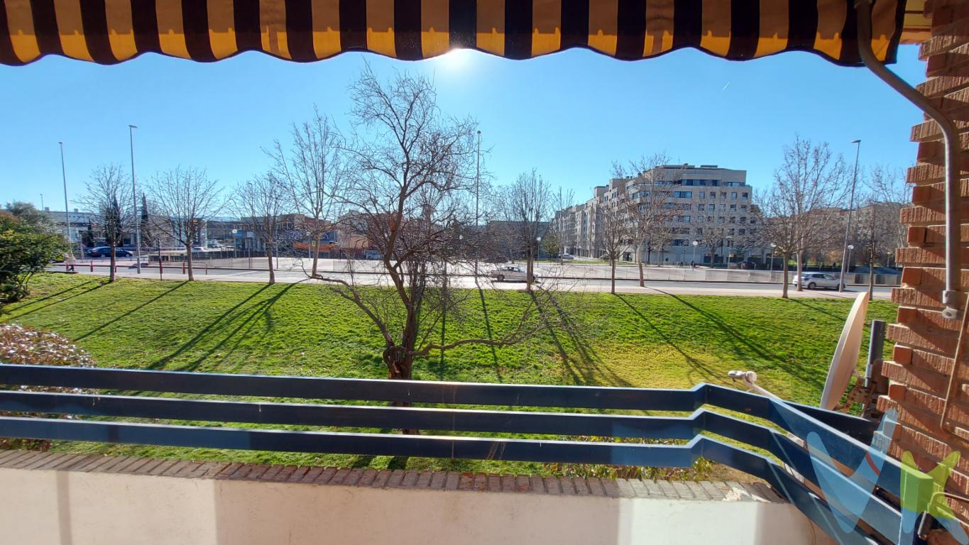 Amplia vivienda en zona sur de Logroño, 4 dormitorios, terraza, 2 baños, garaje y trastero. Piscina y zona común. A 1.000 metros de Gran Vía, sin cruzar circunvalación de zona sur.Calefacción central.4 armarios empotrados.Zona de servicio.Inmejorable orientación.