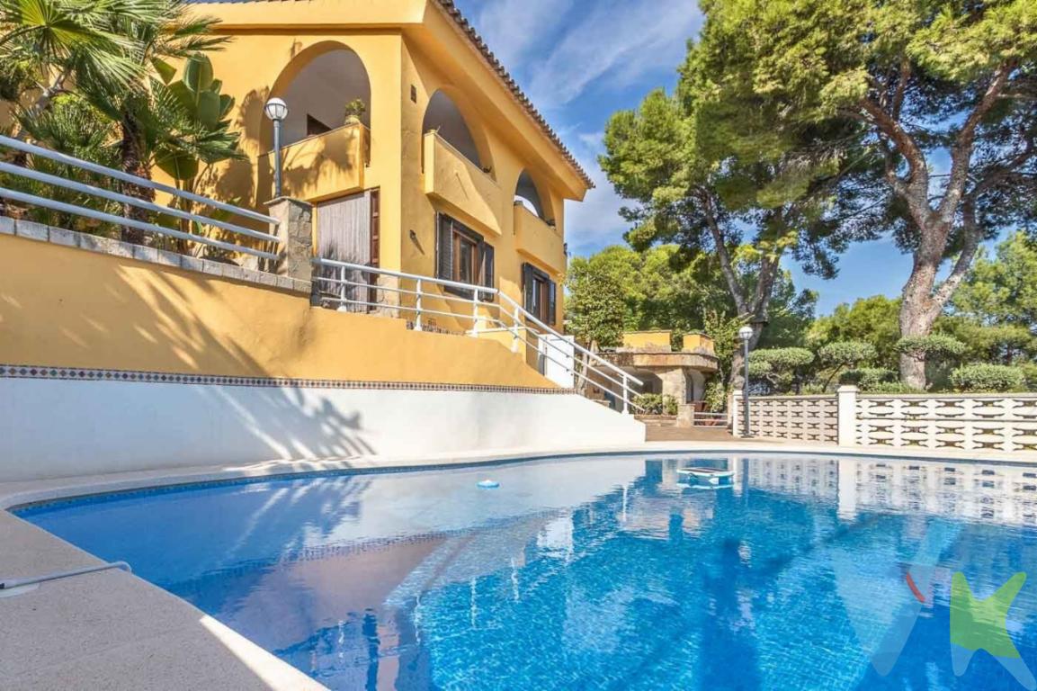  **Magnífica Casa en Venta en Oropesa del Mar**Descubre esta impresionante casa situada en la codiciada zona de El Balcó - Jaume I, en Oropesa del Mar-Orpesa. Con una extensión de 210 metros útiles y 336 metros construidos, esta propiedad es el hogar perfecto para aquellos que buscan comodidad, espacio y vistas espectaculares al mar.**Espacios Generosos y Bien Distribuidos**La casa dispone de cuatro habitaciones bien iluminadas que ofrecen el confort adecuado para cualquier familia. Cada habitación ha sido cuidadosamente diseñada para maximizar el espacio y la luz natural. El salón principal es amplio, ideal para reuniones familiares o relajarse después de un largo día. Además, cuenta con un aseo práctico y bien situado, cubriendo las necesidades diarias de cualquier hogar.**Comodidades Inigualables**Construido en 1988, este edificio ha sido mantenido con el máximo cuidado, conservando su encanto y elegancia. El inmueble incluye un garaje espacioso, proporcionando la seguridad y comodidad ideales para sus vehículos. Asimismo, dispone de un trastero, facilitando el almacenamiento sin ocupar las zonas esenciales del hogar.**Momentos de Relax y Recreación**Disfruta de tus momentos libres en la refrescante piscina privada, perfecta para los calurosos días de verano. La zona ajardinada es el complemento ideal para pasar veladas inolvidables al aire libre, organizar barbacoas o simplemente disfrutar de la tranquilidad del entorno.**Ubicación y Accesibilidad**El acceso a transporte público es excelente, teniendo una parada de autobús en las cercanías, facilitando la movilidad hacia el centro de la ciudad o hacia otras áreas. Esto convierte a esta vivienda en una opción práctica tanto para trabajadores como estudiantes.**Vistas Privilegiadas**Las vistas desde esta propiedad son realmente panorámicas. Despierte cada mañana con la impresionante visión del mar desde la comodidad de su hogar, un lujo que pocos pueden permitirse. No hay mejor manera de empezar o terminar un día que con el sonido de las olas como telón de fondo.**La combinación perfecta para tu familia**Este magnífico inmueble no es solo un espacio donde vivir, sino un lugar donde crear momentos inolvidables y futuros recuerdos. Perfecto para familias que valoran tanto el espacio como la cercanía a servicios y la conexión con la naturaleza.**Invitación a Visitar**No dejes pasar la oportunidad de visitar esta joya arquitectónica rodeada de naturaleza y a un paso del mar. Esta propiedad está esperando a ser descubierta por quienes valoran la exclusividad y el bienestar. La posibilidad de disfrutar de un ambiente tranquilo sin renunciar a las ventajas de un emplazamiento estratégico, está a tu alcance. Contáctanos para programar una visita y no pierdas la oportunidad de conocer este magnífico hogar que podrías llamar tuyo. 