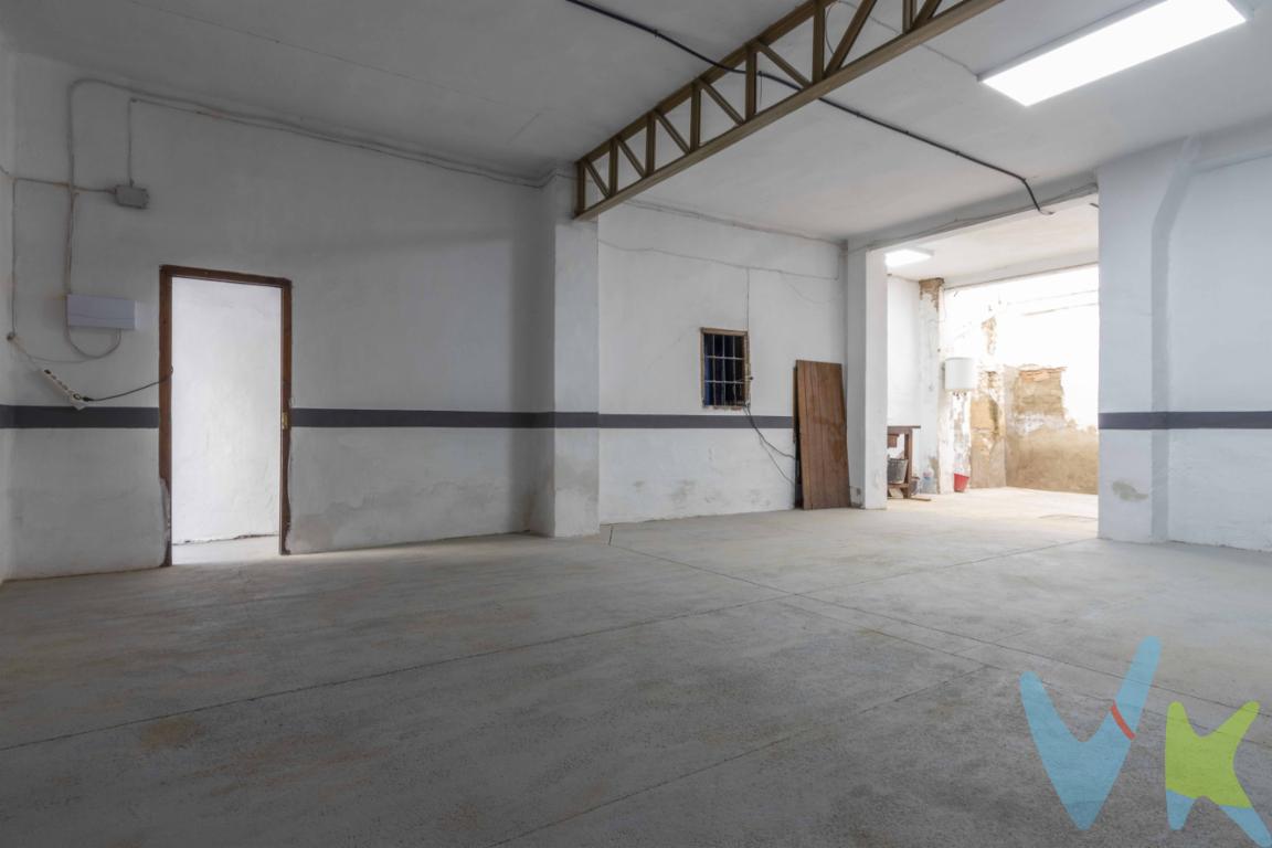  En el encantador municipio de Benaguasil, se encuentra disponible una acogedora casa adosada, perfecta para aquellos que buscan un hogar lleno de historia y carácter. Este inmueble, construido en 1950, ofrece la singularidad y el encanto de una época pasada, combinada con las comodidades que la vida moderna requiere. Una propiedad ideal para quienes valoran la autenticidad y el confort.La ubicación es simplemente ideal. Situada en una zona bien comunicada, la casa cuenta con fácil acceso al transporte público, con una estación de metro cercana, permitiendo desplazarse con comodidad y rapidez hacia el centro de la ciudad o cualquier otro destino. La conexión con las principales vías de la región asegura un tránsito fluido para los conductores.Con sus tres acogedoras habitaciones, esta propiedad es perfecta para familias que buscan comenzar su nueva vida en un entorno tranquilo y amigable. La distribución interior ofrece un equilibrio entre áreas privadas y comunes, haciendo del hogar un lugar ideal para el descanso y la convivencia familiar. La estructura adosada proporciona una sensación de comunidad al tiempo que permite disfrutar de la privacidad de un hogar independiente. El barrio es conocido por su ambiente sereno y seguro, lo que añade un valor incalculable para los nuevos propietarios. Un vecindario que invita a dar paseos tranquilos y disfrutar de la vida en un entorno seguro.El inmueble ha sido bien mantenido a lo largo de los años, lo que permite a los futuros propietarios mudarse de inmediato sin necesidad de realizar reformas urgentes. Sin embargo, la casa ofrece un gran potencial para personalizar y modernizar, permitiendo a los nuevos dueños adaptar los espacios a su propio estilo y necesidades.Esta maravillosa casa en Benaguasil es, sin duda, una oportunidad única para aquellos que buscan calidad de vida en un lugar con encanto y tradición. Desde su construcción en 1950, la propiedad ha conservado sus características más entrañables, y ahora espera a alguien que las aprecie y las cuide como merecen.Visitar esta casa supone la posibilidad de experimentar de primera mano todo lo que tiene para ofrecer. La calidad de vida que proporciona su emplazamiento, junto con las características de la propiedad, hacen de ella una opción perfecta para establecer un hogar duradero. La cercanía del metro es un añadido de valor incalculable, haciendo la rutina diaria mucho más cómoda y accesible.Recomendamos  programar una visita para experimentar la sensación única de este hogar. Cada rincón de la casa transmite una bienvenida cálida, y estamos seguros de que dejará una impresión inolvidable a quienes busquen un inmueble que combine el encanto del pasado con las posibilidades del presente. No pierda la oportunidad de conocer este lugar mágico en el corazón de Benaguasil. ¡Esperamos poder darle la bienvenida pronto! 