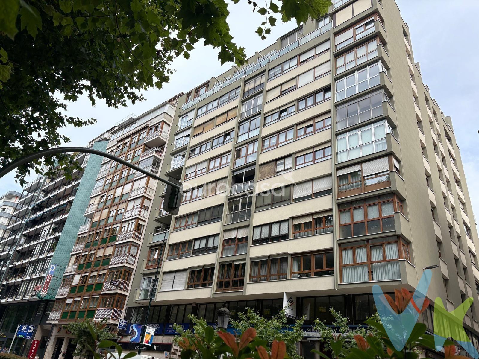 ESPACIO, DISEÑO Y UBICACIÓN INMEJORABLE. ¿Imaginas vivir en un piso amplio, luminoso y completamente reformado en una de las zonas más cómodas y bien comunicadas de Santander? Pues deja de imaginar, porque esta vivienda situada en plena calle San Fernando puede convertirse en tu nuevo hogar. Su ubicación destaca por ser una zona completamente llana, con todos los servicios a pie de calle, excelentes conexiones de transporte y justo enfrente de la Alameda. Un entorno ideal tanto si buscas tranquilidad como si valoras tener todo a mano: supermercados, comercios, centros médicos, colegios, zonas verdes y mucho más. La vivienda cuenta con una superficie de unos 115 m² que están distribuidos de manera inteligente, maximizando el espacio y la luz natural. Gracias a su fantástica orientación, la luz entra a raudales desde primera hora de la mañana, creando un ambiente cálido y acogedor durante todo el día. La vivienda ha sido recientemente reformada con un gusto exquisito, cuidando hasta el más mínimo detalle. Los materiales elegidos, los acabados de alta calidad y la distribución moderna hacen de este piso un lugar especial y con personalidad. Todo está pensado para ofrecerte confort, funcionalidad y estilo. La zona de descanso se compone de tres habitaciones muy espaciosas, perfectas para adaptarlas a tus necesidades. El dormitorio principal es un verdadero refugio, con un práctico vestidor y un elegante baño en suite que aporta un plus de privacidad. Además, la vivienda dispone de un segundo baño completo, igualmente moderno y funcional. El salón es, sin duda, uno de los espacios más destacados del piso. Muy amplio y luminoso, invita a la vida en común: una zona ideal para relajarte, compartir momentos en familia o con amigos, o simplemente disfrutar del confort de tu propio hogar. Sus grandes ventanales aportan una maravillosa luz natural, y cuenta con espacio más que suficiente para crear diferentes ambientes: zona de estar, comedor y un rincón acogedor donde puedes colocar una chimenea eléctrica o crear tu rincón de lectura. El espacio para la cocina, con una estética moderna y actual, está perfectamente integrado en el conjunto, estando diseñado para sacarle el máximo partido. Si te gusta cocinar, aquí encontrarás el lugar perfecto para hacerlo con comodidad y estilo. ¿Necesitas espacio extra? No te preocupes. El precio incluye un trastero, perfecto para guardar todo aquello que no quieres tener a la vista, pero que necesitas tener a mano. Además, el edificio tiene la fachada recientemente reformada y dispone de ascensor, portero físico y calefacción central con contador individual, todo pensado para que vivas con total comodidad, sin preocupaciones añadidas. En resumen, esta propiedad lo tiene todo: ubicación privilegiada, amplitud, diseño actual y calidades de primera. Una vivienda que no solo cumple con lo que buscas, sino que va más allá, ofreciéndote un lugar donde vivir a gusto desde el primer día. No dejes pasar la oportunidad de conocerla. ¡Ven a visitarla y enamórate!. 