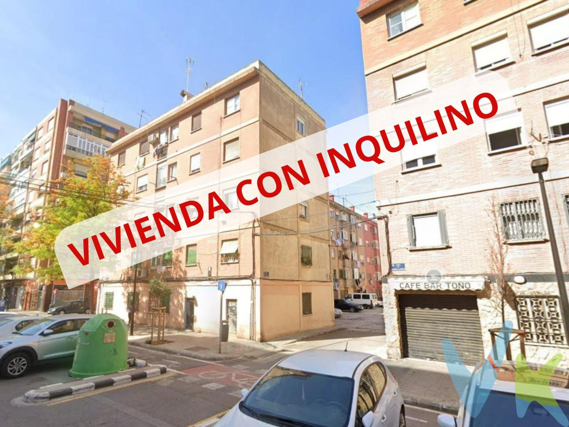  ¡ATENCIÓN INVERSORES! OPORTUNIDAD CON RENTABILIDAD ASEGURADA. En el corazón de Benicalap te presentamos esta vivienda reformada y actualmente alquilada, con inquilino responsable y al día en sus pagos. Una opción perfecta para quienes buscan invertir con rentabilidad inmediata, sin preocuparse por la gestión del alquiler. El piso cuenta con 55 m² muy bien aprovechados, distribuidos en tres habitaciones amplias, un baño completo y una cocina office moderna integrada en el comedor, creando un espacio cómodo, funcional y con mucha luz. Está situado en una primera planta sin ascensor, con acceso rápido y práctico. Ubicado en una zona consolidada y bien comunicada, rodeada de servicios, transporte, colegios y comercios de barrio, este piso combina una buena rentabilidad con una inversión segura en uno de los distritos con más movimiento de Valencia. Los datos e información contenida en este anuncio no son vinculantes sino meramente informativos, la oferta está sujeta a cambios de precio, textos, fotos o cualquier otro contenido inesperado, la inmobiliaria se reserva el poder de modificarlo en cualquier momento. La venta de esta vivienda se gestiona mediante contrato de EXCLUSIVA COMPARTIDA por lo que se trabaja con más de 150 Inmobiliarias. Los gastos de la venta tales como notaría, registro y honorarios no están incluidos en el precio. . DISPONEMOS DE CATÁLOGO DE VIVIENDAS DE ALQUILER, SOLAMENTE EN NUESTRA WEB, VISITE WWW.INMUEBLESVALENCIANOS.COM