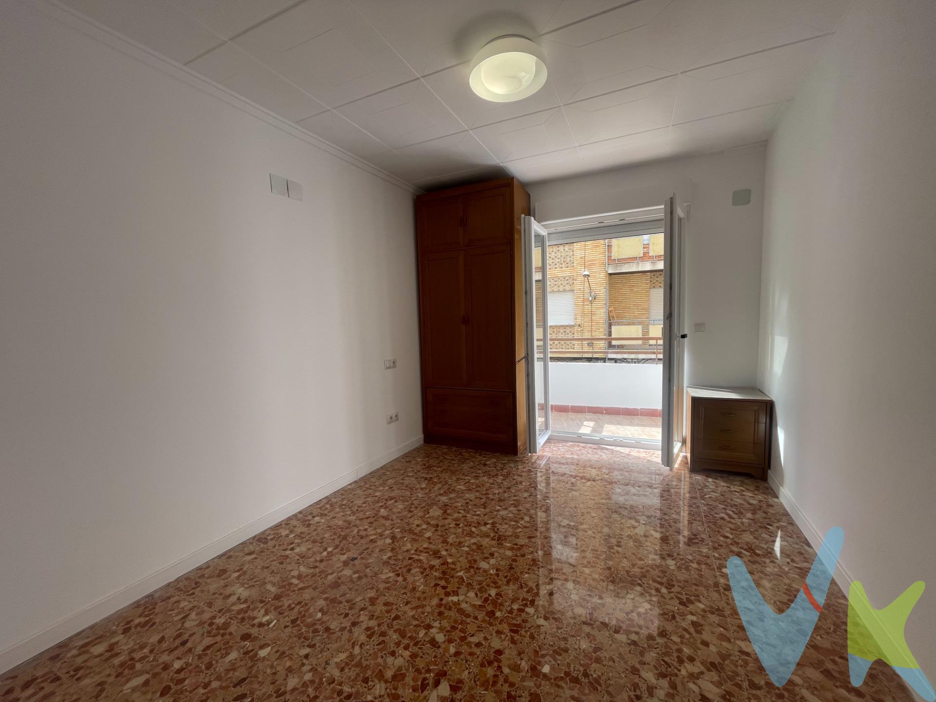 ¡Atención Inversores! Gran piso reformado Llave en Mano; en Requena con Alta Rentabilidad (Hasta 18%). ¿Buscas una inversión inmobiliaria segura, altamente rentable y sin dolores de cabeza por reformas? Te presentamos esta espectacular vivienda de 151 m² en la céntrica calle Doctor Guijarro de Requena, diseñada y reformada estratégicamente para el rentable modelo de coliving o alquiler por habitaciones. LOS NÚMEROS QUE IMPORTAN:. El inmueble sale a la venta por 185.000 € y cuenta con una distribución optimizada de 7 espaciosas habitaciones. En el mercado actual de Requena, la fortísima demanda permite alquilar cada estancia entre 350 € y 400 € al mes. • Ingresos mensuales brutos: De 2.450 € a 2.800 €. • Ingresos anuales brutos: De 29.400 € a 33.600 €. • Rentabilidad bruta anual: ¡Entre un 15,8% y un 18,1%!. Un flujo de caja (cash flow) extraordinario, muy superior a la media del mercado inmobiliario y a cualquier producto financiero tradicional. CARACTERÍSTICAS TÉCNICAS:. Se trata de un amplio primer piso (sin ascensor) que acaba de recibir una reforma integral del 85%:. 3 Baños completos nuevos (el factor clave y diferencial para garantizar la perfecta convivencia de 7 inquilinos sin fricciones). Fontanería y electricidad completamente renovadas. Ventanas exteriores nuevas de alta eficiencia energética y aislamiento. Cocina a estrenar lista para instalar electrodomésticos. Materiales, revestimientos y carpintería interior de primera calidad. DEMANDA GARANTIZADA:. Requena es un punto clave con escasez de oferta habitacional de calidad para personal sanitario, profesores, profesionales desplazados y trabajadores del sector industrial/agrícola. Ocupación prácticamente garantizada todo el año. Tú solo tienes que escriturar y empezar a rentabilizar desde el primer día. ¡No dejes escapar esta máquina de generar ingresos! Llama ahora para concertar una visita o pedir más información. VENTA:. PVP 185.000€. Gastos e impuestos no incluidos en el precio. La compra conlleva impuestos y gastos de formalización para el comprador. A título orientativo se informa que en segundas transmisiones el ITP con carácter general en Valencia es del 9%, pudiendo existir otros tipos impositivos atendiendo a las circunstancias personales del comprador u otras circunstancias previstas legalmente. Base imponible del impuesto el mayor valor entre el precio de compraventa, la tasación o el valor de referencia catastral. En cuanto a los gastos de notaría y registro, en su caso, suelen oscilar aprox. entre 1,5% y 2,5% (aranceles variables según precio, n.º de copias y complejidad). El comprador elige notario. Si el comprador precisase de hipoteca: tasación, condiciones y costes bancarios serán según entidad elegida por el comprador, así como los gastos de gestoría, y cualesquiera otros gastos inherentes a la formalización de la compraventa que legalmente correspondan a la parte compradora, salvo pacto expreso en contrario con el vendedor. El consumidor tiene, conforme a la normativa vigente, a su disposición información y documentación adicional relativa al inmueble y condiciones de la compraventa, que podrá ser consultada en C/Joaquín Costa 4, bajo 46005 Valencia o . Honorarios de mediación inmobiliaria a cargo del COMPRADOR: (3% del precio final de venta más IVA (21%), salvo otro pacto.); y de VENDEDOR (según acuerdo con el mismo). Se informa al consumidor que la agencia actúa como intermediaria inmobiliaria en la operación, estando cualquier eventual compraventa y sus condiciones sujeta a la aceptación expresa del propietario-vendedor y a la posterior formalización del correspondiente contrato.