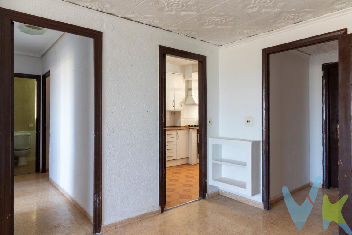 ¡Descubre este estupendo piso en la histórica y encantadora ciudad de Sagunto! Te presentamos  Este espacioso inmueble situado en la tercera planta de un edificio bien mantenido, construido en 1974, ideal para quienes buscan un espacio acogedor para establecer su residencia en la zona de Sants de la Pedra.Con un total de 89 metros cuadrados construidos, este piso para reformar,  ofrece un amplio espacio para una vida confortable. Cuenta con cuatro dormitorios, lo que proporciona múltiples opciones para familias, oficinas en casa o espacios recreativos. Las posibilidades con una reforma integral son infinitas y se puede adaptar a diversas necesidades y estilos de vida. Cada habitación está diseñada para maximizar la luz natural, garantizando un ambiente cálido y acogedor.Dispone de cocina independiente a la que se le ganó el espacio de la galería y un baño completo. Sus amplias habitaciones ofrecen espacio suficiente para personalizar y decorar según tus preferencias, creando un lugar que realmente sientas como tuyo. La distribución del piso ha sido pensada para aprovechar cada rincón, proporcionando una sensación de continuidad y fluidez en el ambiente.Su ubicación hace que el acceso al transporte público sea excelente, con paradas de autobús y la estación de tren a poca distancia a pie, asegurando una conexión inmejorable con el resto de la ciudad, las capitales de la provincia, la zona del Alto Palancia y alrededores.Además, el edificio dispone de ascensor, lo que facilita el acceso a la vivienda, haciéndola accesible para todas las edades y estilos de vida. La fachada del edificio refleja un estilo clásico y bien conservado, desde el balcón podemos disfrutar de las vistas a las montañas y al río Palancia.Las conexiones de transporte cercanas facilitan los desplazamientos diarios y la proximidad a colegios, supermercados, y otros servicios esenciales convierten esta vivienda en una opción realmente práctica para trabajadores que necesiten desplazamientos y para familias con niños.Invitamos a todos los interesados a programar una visita para conocer personalmente las bondades de este increíble piso. La oportunidad de adquirir una vivienda con tantas ventajas  no aparece todos los días. Contáctanos hoy mismo para obtener más información o para concretar una cita. No pierdas la oportunidad de mejorar tu calidad de vida en este magnífico hogar. ¡Te esperamos para mostrarte todas las maravillas que este piso tiene para ofrecer!OBSERVACIONES:  * En nuestra agencia contamos con el distintivo de Agentes de Intermediación Inmobiliaria de la Comunitat Valenciana (Número de registro RAICV 1394) y cumplimos con todos los requisitos que debe tener un profesional del sector inmobiliario.*Por mandato expreso del propietario, comercializamos este inmueble en exclusiva, lo que le garantiza el acceso a toda la información, a un servicio de calidad, un trato fácil, sencillo y sin interferencias de terceros. Si usted es agente inmobiliario y tiene un cliente para este inmueble, llámenos estaremos encantados de colaborar.*El precio indicado no incluye gastos ni otros conceptos. A tal efecto, se informa que al referido precio habrá que añadirle los gastos propios de la transmisión inmobiliaria, entre los que cabe enumerar los siguientes: honorarios notariales, impuesto al que se encuentre sujeta la transmisión (Impuesto sobre el Valor Añadido o Impuesto sobre Transmisiones Patrimoniales y Actos Jurídicos Documentados, según el caso), gastos de inscripción en el Registro de la Propiedad y honorarios de intermediación de la agencia inmobiliaria.*¿Qué te ofrecemos en nuestra agencia?  - Agilizamos y hacemos más cómodo el proceso.- ¡Nos ocupamos de todo! Cero preocupaciones.- Recibe apoyo legal y fiscal durante todo el proceso.- Experto inmobiliario 100% a tu lado.  - Asistencia post venta ¡Seguimos a tu lado!Si deseas saber más, no dudes en ponerte en contacto con nosotros. 