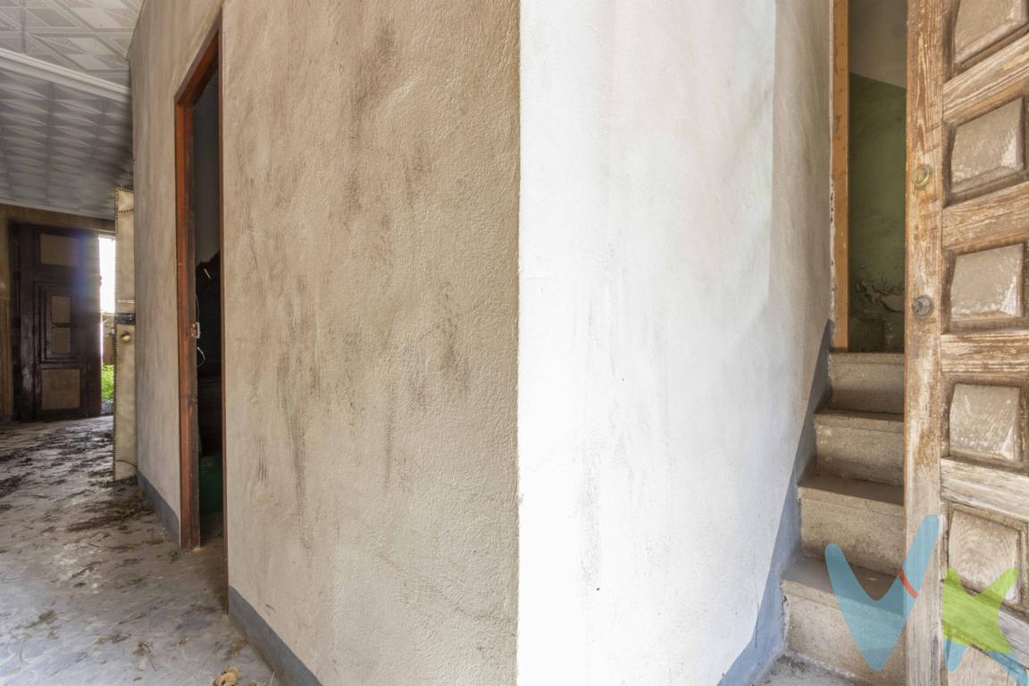  Oportunidad de Inversión: Casa para Reformar con Gran PotencialUbicación y entornoSituada en una zona tranquila y consolidada, esta casa ofrece una ubicación estratégica con buena conexión a servicios básicos como supermercados, centros escolares y transporte público. Ideal para quienes buscan crear un hogar a medida o desarrollar un proyecto de inversión, se encuentra a pocos minutos del centro urbano, en una calle de fácil acceso.Características de la viviendaLa propiedad cuenta con una superficie construida de aproximadamente 120 m² distribuidos en dos plantas, con posibilidad de redistribución para aprovechar al máximo el espacio. Actualmente, la vivienda requiere una reforma integral, lo que representa una excelente oportunidad para personalizar todos los aspectos: desde la distribución y acabados hasta las instalaciones eléctricas y de fontanería. Las posibilidades son múltiples: desde convertirla en una moderna vivienda unifamiliar hasta transformarla en dos apartamentos independientes.Potencial y ventajasEste inmueble es ideal tanto para compradores particulares que desean diseñar su hogar ideal como para inversores que buscan rentabilidad a través de la rehabilitación y posterior venta o alquiler. Su tamaño, distribución y ubicación la convierten en una base excelente para un proyecto con visión.El entorno ofrece tranquilidad sin renunciar a la cercanía con servicios y comunicaciones, lo cual incrementa su atractivo en el mercado.¿Te gustaría que adaptara la descripción a una propiedad concreta? Solo dime ubicación, superficie, estado, distribución, etc. y lo ajusto todo.