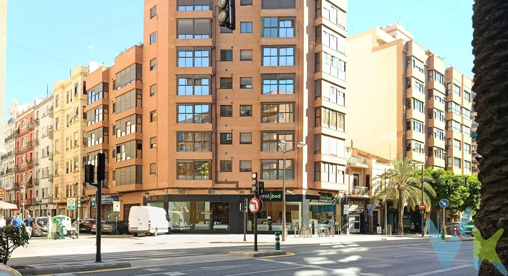 Avda Peris y Valero - Plaza de garaje para coche pequeño y moto, entrada con puerta automática por rampa de fácil acceso desde la avenida sin ascensor. La plaza esta separada del resto de plazas lo que te permite maniobrar y aparcar varios vehículos en la misma. aunque es adecuada para coche pequeño, largo 4mts, ancho 2mts. Agencia Registrada con el Nº 1600 en el Registro Obligatorio de Agentes Inmobiliarios de la Comunitat Valenciana, según el DECRETO 98/2022, de 29 de julio, del Consell, por el que se regula el Registro de Agentes de Intermediación Inmobiliaria de la Comunitat Valenciana. Por mandato expreso del propietario, comercializamos este inmueble en exclusiva compartida, lo que garantiza un servicio de calidad, un trato fácil y personalizado, una gran difusión en nuestras redes compartidas y sin interferencias de terceros. Por este motivo se ruega no molestar al propietario, a los ocupantes de la propiedad, o a los vecinos del edificio. Si usted es agente inmobiliario y tiene un cliente para este inmueble, llámenos y estaremos encantados de colaborar.