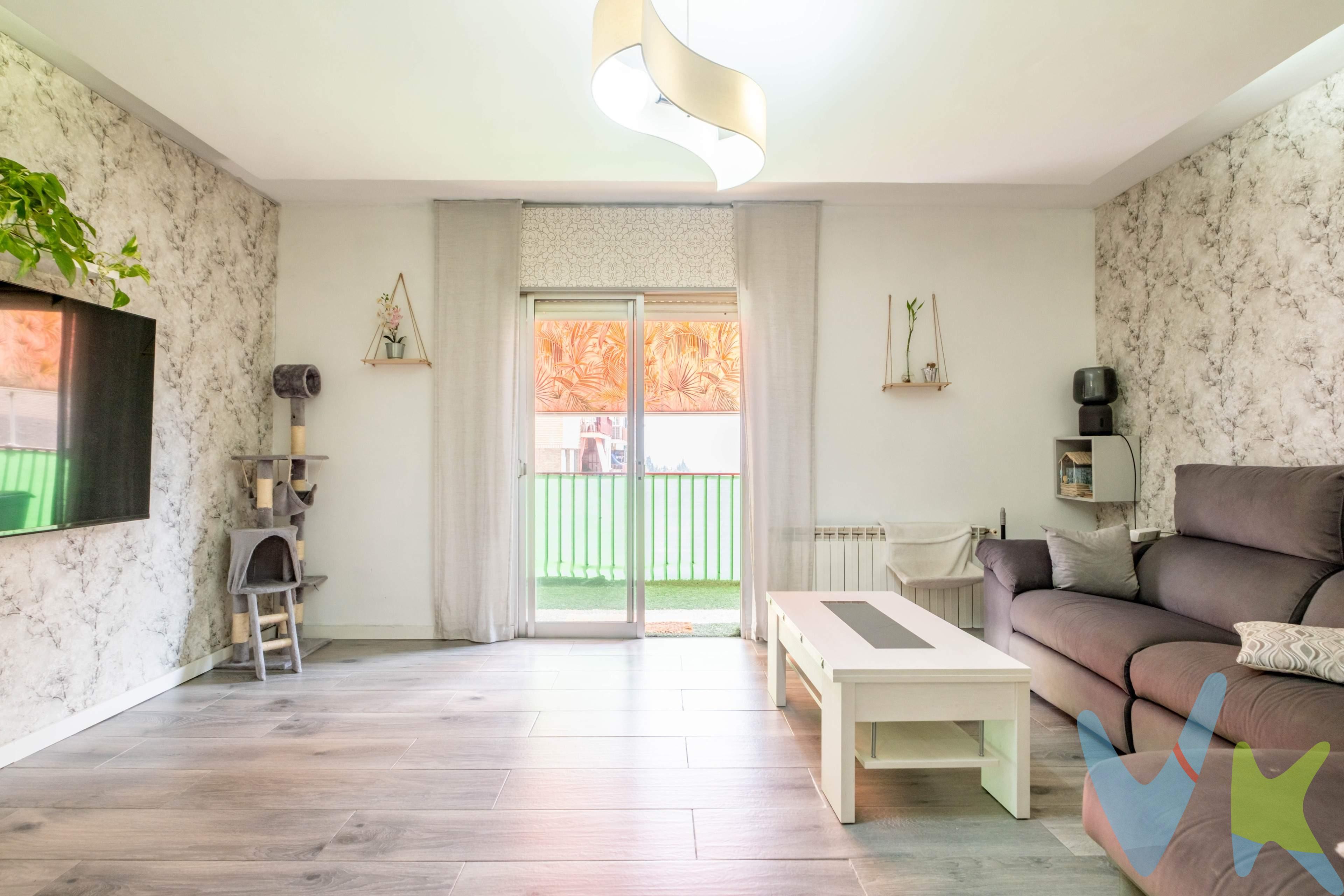 Venta de piso en Calle Zafiro. Una vivienda reformada en 2019, lista para entrar a vivir, que destaca por su excelente luminosidad, distribución funcional y un espacio exterior privado que aporta libertad y versatilidad en el día a día. Características principales del inmueble. - Totalmente exterior con luz natural y ventilación: Al ser un piso completamente exterior con doble orientación y ventilación cruzada, la vivienda disfruta de una iluminación natural constante durante todo el día y de una circulación de aire óptima en todas las estancias. - Terraza exterior: Un espacio exterior con la medida justa para dar mucho juego. Aporta un respiro al aire libre, ideal para comer fuera, relajarse o crear una zona verde propia. - Reformado en 2019. - 3 dormitorios adaptables: Dispone de un dormitorio principal espacioso y dos habitaciones adicionales de buen tamaño, idóneas como cuartos infantiles, despacho para teletrabajar o vestidor. - Cuenta con calefacción individual a gas. - Equipamiento completo: Se entrega totalmente amueblado, con un baño completo y cocina independiente 100% equipada con todos los electrodomésticos. - Accesibilidad: Edificio mantenido y provisto de ascensor. Entorno y comunicaciones en Calle Zafiro. La propiedad se encuentra en un entorno consolidado que permite realizar la vida cotidiana con máxima comodidad y sin necesidad de utilizar vehículo privado:. - Zonas verdes y salud: Situado al lado del parque para pasear o hacer deporte, y a tan solo 2 minutos del centro de salud. - Servicios a pie de calle: Conectado con supermercados, comercios de barrio, colegios y oferta de ocio local. - Transporte público: Excelente comunicación mediante líneas de autobús con el centro y el resto de la ciudad. Una propiedad equilibrada, perfecta tanto para quienes buscan su hogar definitivo con terraza y luz como para inversores en busca de una zona demandada. Contacta para solicitar más información o agendar tu visita. *** Gastos e impuestos no incluidos. A título orientativo, en segundas transmisiones, el comprador abonará: Impuesto sobre Transmisiones Patrimoniales (ITP), tipo general en Aragón al 8% (*). Base de cálculo: mayor valor entre precio de compraventa o valor de referencia catastral. Gastos de Notaría y Registro: Aranceles variables según precio, número de copias y complejidad; cálculo según tarifas normativas. Si se precisa hipoteca: Tasación, condiciones y costes bancarios según entidad elegida por el comprador; así como gastos de gestoría y cualesquiera otros inherentes a la compraventa. No se incluyen otros gastos o tributos que puedan por Ley corresponder al comprador. Operación sujeta a doble mediación. Existen honorarios a cargo del comprador, salvo pacto en contrario, no incluidos en PVP. El consumidor conforme a la normativa vigente podrá solicitar información y documentación adicional relativa al inmueble, sus características, condiciones de la operación y del servicio de mediación en la oficina y/o a través de nuestro teléfono de contacto o mail. La agencia actúa exclusivamente como intermediaria en la compraventa, cuyas condiciones, en todo caso, estarán sujetas a la aceptación expresa del vendedor del inmueble y posterior formalización del contrato. La información suministrada se corresponde con la disponible a la fecha de publicación, pudiendo variar en función de las circunstancias o actualizaciones legales, contractuales y fiscales. Anuncio de carácter meramente informativo. Para una información exhaustiva sobre el funcionamiento, tipos impositivos y bonificaciones del ITP en Aragón, puede consultar el portal oficial de la Agencia Tributaria Autonómica. Tarifas notariales y registrales reguladas en el Anexo I del Real Decreto 1426/1989 y Anexo I del Real Decreto 1427/1989, respectivamente. Anuncio no vinculante, puede contener errores.