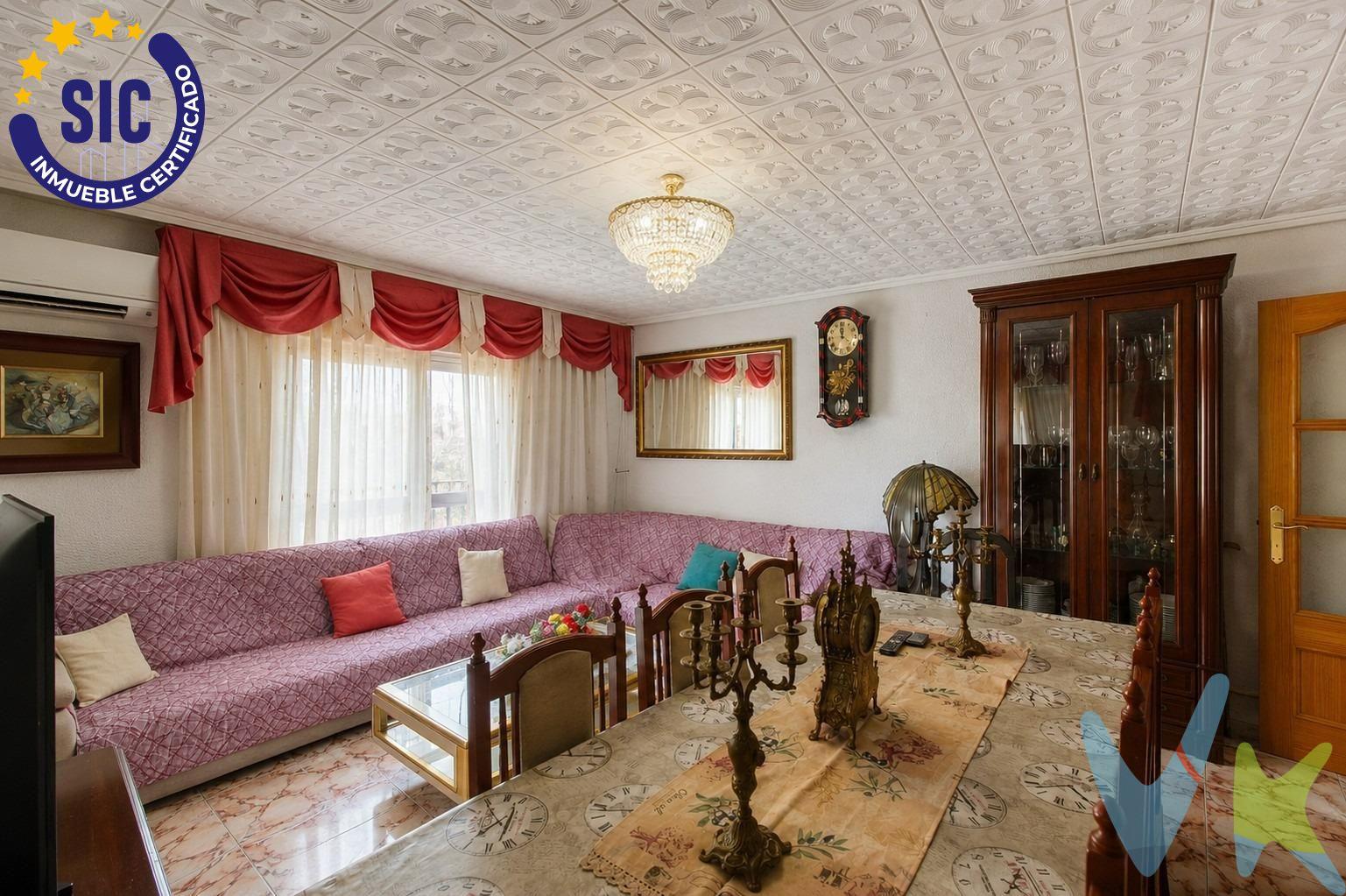 Hay viviendas que simplemente se visitan… y otras en las que es fácil imaginar una nueva etapa de vida. Esta es una de ellas. Te presentamos esta amplia vivienda en Xirivella, perfecta para quienes buscan espacio, comodidad y una distribución pensada para disfrutar del día a día. Dispone de 4 dormitorios, ideales para familias numerosas, para quienes necesitan un despacho en casa o simplemente desean amplitud en cada estancia. El corazón de la vivienda es su luminoso salón-comedor, un espacio acogedor con salida directa al balcón, donde podrás disfrutar de un café por la mañana, relajarte al final del día o compartir momentos con los tuyos. La cocina independiente, práctica y funcional, cuenta con salida a galería, aportando un espacio extra muy útil para las tareas del hogar y el almacenamiento. Además, la finca dispone de ascensor, un valor añadido que aporta comodidad y accesibilidad en el día a día. Una vivienda con el espacio que muchas familias necesitan y en una ubicación excelente, rodeada de todos los servicios esenciales: supermercados, colegios, transporte público, comercios y zonas de ocio. Si buscas un hogar donde empezar nuevos recuerdos y disfrutar de cada rincón, esta puede ser la oportunidad que estabas esperando. Ven a visitarla y descubre todo lo que puede ofrecerte. INFORMACIÓN LEGAL AL CONSUMIDOR:. El precio indicado no incluye impuestos ni gastos derivados de la compraventa. Gastos a cargo del comprador:. • Impuesto de Transmisiones Patrimoniales (ITP): En segundas transmisiones, el tipo general vigente en la Comunitat Valenciana es del 10% sobre la base imponible, que será el mayor valor entre el precio de compraventa, el valor declarado o el valor de referencia catastral, pudiendo aplicarse tipos reducidos según las circunstancias del comprador. • Honorarios de intermediación inmobiliaria: 4% del precio final de venta con un mínimo de 4000€ + IVA (21%), a cargo del comprador. No incluidos en el precio de venta. • Notaría y Registro de la Propiedad: Los aranceles son oficiales y variables en función del precio y características de la operación. A título orientativo, entre 600 € y 1.000 €. Los gastos se distribuirán conforme a la normativa vigente, salvo pacto en contrario. Las condiciones pueden variar en función de las circunstancias personales y del régimen fiscal aplicable. Otros gastos:. • Gastos de financiación: Tasación, comisiones y condiciones bancarias según la entidad elegida por el comprador. • Gestoría: Servicio opcional, con costes variables en función del proveedor. • Podrán existir otros gastos inherentes a la formalización de la compraventa que correspondan al comprador según normativa vigente. El vendedor asumirá los gastos que legalmente le correspondan, salvo pacto en contrario. El inmueble no se encuentra sujeto, a fecha de publicación, a limitaciones de precio derivadas de normativa de zonas de mercado residencial tensionado. Se facilitará al cliente información detallada y personalizada de todos los costes asociados a la operación, así como la documentación relativa al inmueble, disponible en la sede física de la agencia - Av. Blasco Ibáñez 5 Bajo, 46970, Alaquàs (Valencia) y/o en el medio electrónico habilitado – www.inmueblesvalencianos.net. La agencia actúa exclusivamente como intermediaria en la operación. Cualquier compraventa queda sujeta a la aceptación expresa del vendedor y a la formalización del correspondiente contrato. El presente anuncio tiene carácter meramente informativo y no contractual, pudiendo estar sujeto a errores, cambios o actualizaciones.  . La venta de esta vivienda se gestiona mediante contrato de EXCLUSIVA COMPARTIDA por lo que se trabaja con cerca de 400 Inmobiliarias. . . 