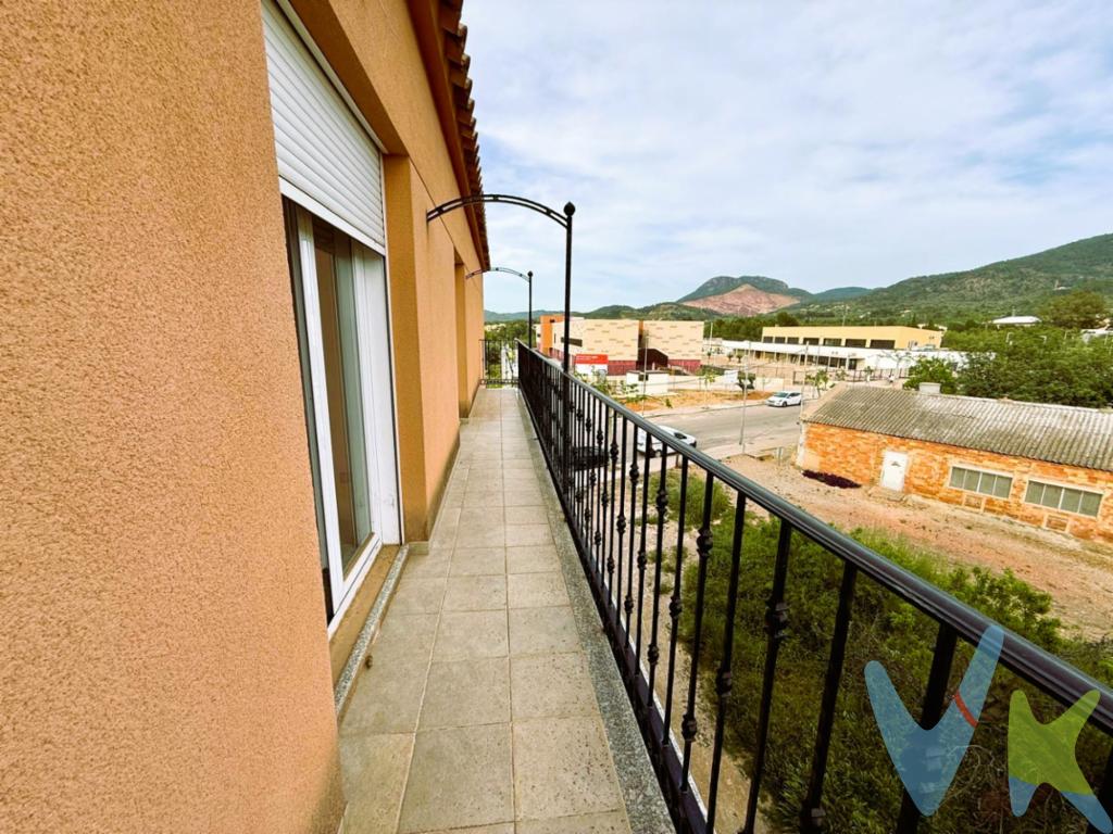 ¡OPORTUNIDAD ÚNICA DE INVERSIÓN O  VIDA EN FAMILIA! EDIFICIO COMPLETO Aún SIN  ESTRENAR.  ¿Busca un lienzo en blanco para construir el hogar de sus sueños o una inversión de alta rentabilidad? Este edificio de tres alturas, construido en el año 2006, representa una oportunidad que rara vez se ve en el mercado actual: ¡está completamente a estrenar! Jamás ha sido habitado. Usted será el primero en inaugurar cada una de sus amplias estancias, disfrutando de la gran solidez de una obra moderna.La verdadera joya de la propiedad se encuentra en su magnífica planta baja. Olvídese para siempre de dar vueltas buscando aparcamiento. La vivienda le recibe con una impresionante cochera totalmente diáfana que cuenta con capacidad holgada para albergar hasta tres vehículos simultáneamente. Pero este espacio va mucho más allá de un simple garaje: sus excepcionales dimensiones y enorme versatilidad le permitirán transformarlo en lo que siempre deseó. Imagine montar un gran taller privado, el almacén perfecto para su negocio, o una espectacular zona de ocio y eventos para la familia. Todo ello con salida directa a un íntimo patio interior ideal para instalar su barbacoa y disfrutar del aire libre con absoluta privacidad, sin salir de su hogar.Ascendiendo por su escalera, descubrimos el área residencial repartida de forma inteligente en sus tres alturas. Cada nivel se proyectó bajo un concepto muy funcional y práctico, pensado para maximizar la entrada de luz natural. Sus salones son el punto de encuentro perfecto para relajarse, y la cocina invitan a disfrutar de la gastronomía de forma cómoda. Los dormitorios exteriores garantizan su máximo descanso. Esta distribución por plantas hace del inmueble el lugar idóneo tanto para familias numerosas que quieren convivir manteniendo su independencia, como para inversores que busquen un alto retorno continuo mediante el alquiler por pisos.Todo ello situado en un entorno estratégico, seguro y familiar, con colegios en la puerta, supermercados, parques y excelente conexión por autobús. Disfrutará del ansiado equilibrio entre la absoluta paz de su hogar y el hecho de tener todos los servicios a un paso.No deje escapar esta maravillosa joya inmobiliaria que aúna diseño, espacio, versatilidad y una enorme rentabilidad. ¡Invierta con total seguridad, programe hoy su visita y deje que este singular edificio le enamore al instante! Escuchamos ofertas.Posibilidad de financiación hasta el 100%, pregúntanos y te haremos un estudio gratuito. Agencia Registrada con el número 1.399 en el Registro Obligatorio de Agentes Inmobiliarios de la Comunidad Valenciana. Puede consultar en la web de la GVA. Gastos e impuestos no incluidos en el precio. A título orientativo, en segundas transmisiones, el comprador abonará el Impuesto sobre Transmisiones Patrimoniales (ITP), cuyo tipo general en la Comunidad Valenciana es el 10% (*) sobre la base imponible, que será el mayor valor entre precio de compraventa, tasación o valor de referencia catastral. Gastos de notaría y Registro de la Propiedad: aproximado entre 1.000 y 2.000 euros (aranceles variables según precio, número de copias y complejidad). El comprador escoge libremente notario. El vendedor asume, por ley, los gastos que le correspondan, salvo pacto contrario. Si se precisa hipoteca, tasación, condiciones y costes bancarios según entidad elegida por el comprador; así como los gastos de gestoría y cualesquiera otros inherentes a la formalización de la compraventa. De acuerdo con la ley, no se incluyen en el precio otros gastos o tributos que legalmente correspondan al comprador. Los honorarios de intermediación inmobiliaria al vendedor no incluidos en el precio. Los honorarios de intermediación inmobiliaria al comprador: 2,5 % + IVA calculados sobre el precio de venta con un mínimo de 3.000 euros + IVA(*) Consultar condiciones concretas según circunstancias personales o régimen fiscal aplicable. Puedes llamar al y te informaremos de tu caso en concreto. El consumidor tiene derecho, conforme a la normativa vigente, a disponer de información y documentación adicional relativa al inmueble y condiciones de la compraventa, accesible en la sede física de la agencia situada en Avenida Rey Don Jaime nº74, 7ºB, Castellón de la Plana. La agencia actúa exclusivamente como intermediaria en la operación. Cualquier compraventa y sus condiciones quedan sujetas en todo caso a la aceptación expresa del vendedor del inmueble y a la posterior formalización del correspondiente contrato. El presente anuncio tiene carácter meramente informativo: la información suministrada se corresponde con la disponible a la fecha de publicación, pudiendo variar en función de las circunstancias o actualizaciones legales, contractuales y fiscales.  
