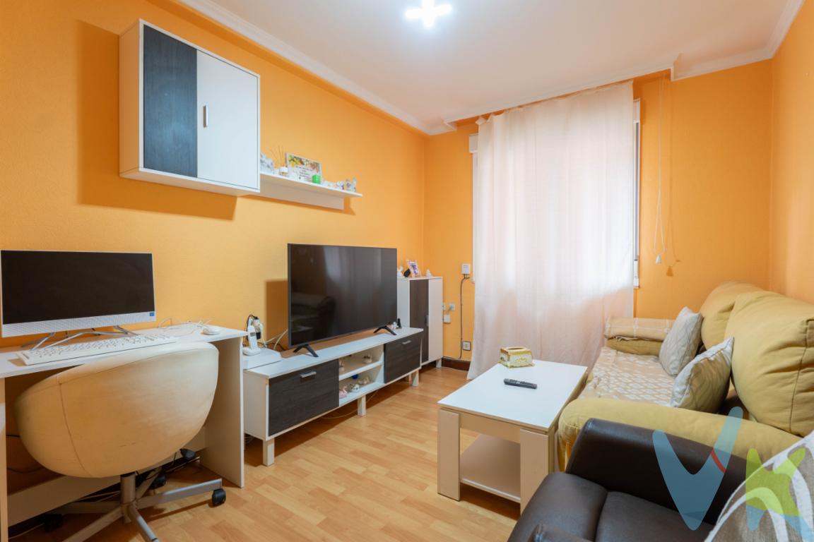 ¡Oportunidad en Gijón! Piso en venta ideal para inversores o como futura primera residenciaSe vende vivienda situada en la calle Clara Campoamor en Gijón, a escasos metros de la prinicpal Avenida Gaspar García Laviana. Se trata de un piso que cuenta con 3 habitaciones, salón, cocina independiente y un baño completo. La distribución es cómoda y funcional, con estancias exteriores como el salón, uno de los dormitorios y la cocina.Actualmente el inmueble se encuentra alquilado hasta el 1 de diciembre de 2025, lo que lo convierte en una excelente opción para inversores que buscan rentabilidad desde el primer momento. También es ideal para quienes quieran adquirir su primera vivienda y entrar a vivir una vez finalizado el contrato de arrendamiento.El piso se encuentra en un buen estado de conservación permitiendo entrar a vivir sin necesidad de reformas inmediatas.Ubicada en una zona bien comunicada de Gijón, esta vivienda se encuentra en una ciudad vibrante y acogedora del norte de España, conocida por su calidad de vida, sus playas urbanas, su amplia oferta cultural y gastronómica, y su cercanía a parajes naturales. Gijón ofrece el equilibrio perfecto entre vida urbana y entorno natural, ideal tanto para vivir como para invertir.No dejes pasar esta oportunidad de adquirir una vivienda con proyección y posibilidades en una de las ciudades más dinámicas y con mayor calidad de vida del norte del país.En el precio publicitado no se incluyen el impuesto de Transmisiones Patrimoniales ni los Gastos de Notaría y Registro.