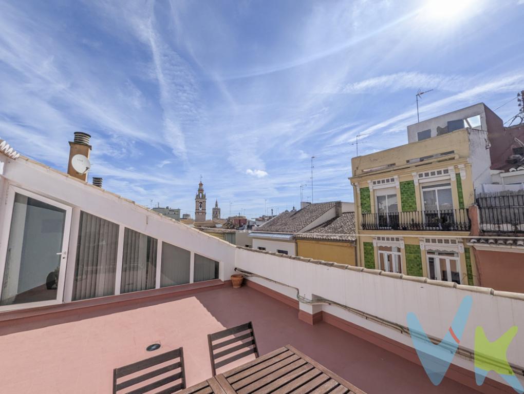RACASA Torres de Quart comercializa en exclusiva este espectacular y luminoso ático dúplex ubicado en uno de los puntos más emblemáticos y con mayor encanto del centro histórico de Valencia.Con una superficie de 166 m² distribuidos en dos confortables plantas, esta propiedad destaca por sus excelentes calidades, su luz natural al ser un inmueble esquinero y, sobre todo, por sus espectaculares vistas despejadas.Planta Principal: Al entrar, nos recibe un acogedor hall de entrada que da paso a un amplio y soleado salón-comedor. Esta estancia se llena de luz natural gracias a sus dos grandes ventanales y a su acceso directo a un magnífico balcón con vistas privilegiadas a la concurrida Plaza del Tossal. En esta misma planta encontramos una cómoda cocina independiente y exterior, un aseo de cortesía y un gran dormitorio doble equipado con armario empotrado y su propio baño completo en suite.Planta Superior: Subiendo por unas cómodas escaleras, accedemos a la zona abuhardillada de la vivienda. Aquí disponemos de dos amplios dormitorios con gran capacidad de almacenamiento gracias a su extensos armarios, y un baño completo independiente equipado con bañera. Además, esta planta cuenta con una agradable estancia abierta ideal como zona de descanso, lectura o despacho, la cual da acceso directo a la joya del inmueble: una impresionante terraza privada de 40 m² desde la que admirar la arquitectura de la Calle Quart, la Plaza del Tossal y las icónicas Torres de Quart.La vivienda cuenta con suelos de cerámica de alta durabilidad, aire acondicionado en la planta principal y ventanales de aluminio con acristalamiento Climalit, garantizando un óptimo aislamiento térmico y acústico. Se encuentra en una cuidada finca del año 1998 dotada de ascensor.Plaza de garaje de 23 m2 opcional adicional: 40.000, ubicada en Guillem de CastroUbicado en pleno corazón del emblemático barrio del El Carme, la localización ofrece una combinación perfecta entre tradición, cultura y comodidad urbana. A escasos pasos del Mercado Central, la Lonja de la Seda y los Jardines del Turia, la zona está rodeada de una vibrante oferta gastronómica, comercios tradicionales, boutiques locales y excelentes conexiones de transporte público.Si deseas más información o quieres coordinar una visita para conocer este inmueble único, no dudes en llamarnos al 607141035.  El precio no incluye lo siguiente: honorarios de la agencia inmobiliaria, impuestos (IVA, ITP) y otros gastos de la Compraventa (notaría, gestoría y registro). Los HONORARIOS de comprador serán de un 2 porciento más IVA. La oferta está sujeta a cambios de precio o retirada del mercado sin previo aviso. Este anuncio en su conjunto, incluyendo textos, fotos, imágenes o cualquier otro contenido del mismo, no es vinculante dado que la información es ofrecida por terceros y puede contener errores. Se muestra a título informativo y no contractual. Número de Registro de Agentes de Intermediación Inmobiliaria de la Comunidad Valenciana: RAICV-1405.