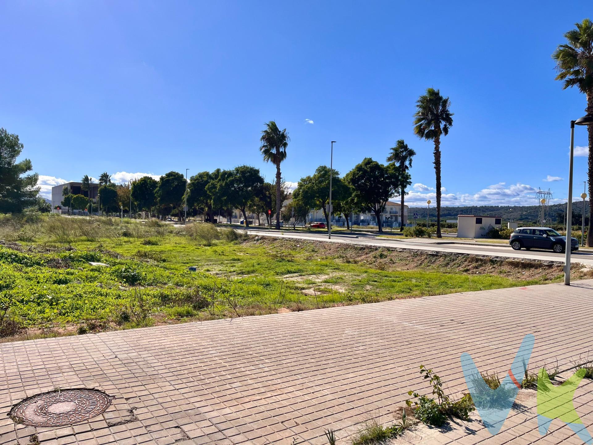 Se vende una magnífica parcela urbana de 350 metros cuadrados situada en la zona más prestigiosa de la población de Alberic, concretamente en el reconocido Sector R, un área residencial consolidada con amplias zonas ajardinadas y un vecindario compuesto exclusivamente por chalets y adosados. La parcela es esquinera y tiene salida a dos calles, lo que le aporta una excelente orientación, luminosidad y múltiples posibilidades de construcción. Su ubicación es inmejorable, con todos los servicios esenciales a pocos pasos. A tan solo 200 metros se encuentra el colegio y a 300 metros el instituto, mientras que la parada de autobús y la estación de metro están a tan solo 100 metros, facilitando la conexión con otras localidades. El ambulatorio médico se sitúa a 500 metros, el veterinario a 300 metros y el supermercado Mercadona a 500 metros. Además, la oficina de Correos se encuentra a solo 200 metros y la Policía Local a 100 metros, lo que garantiza una gran comodidad y seguridad en el día a día. También dispone de un gran complejo deportivo y gimnasio a apenas 100 metros, ideal para los amantes del deporte. El acceso a la autovía N-340, en dirección a Valencia capital o Alicante, está a unos cómodos 200 metros, y la parcela se encuentra a solo 19 kilómetros de la histórica ciudad de Xàtiva y a 48 kilómetros de Valencia capital. Se trata sin duda de una oportunidad única para construir la vivienda de tus sueños en una de las mejores zonas de Alberic!. IMPORTANTE:. La reserva del inmueble solo se producirá después de que una propuesta de compra haya sido expresamente aceptada por el vendedor. El precio del inmueble no incluye los honorarios de la agencia que ascienden al 3% del precio final del inmueble, ni los gastos de notaría y registro de la propiedad (que están sujetos a aranceles y varían dependiendo del precio de escrituración), ni los impuestos (que en la Comunitat Valenciana varían dependiendo del precio del inmueble y de las características personales del comprador).