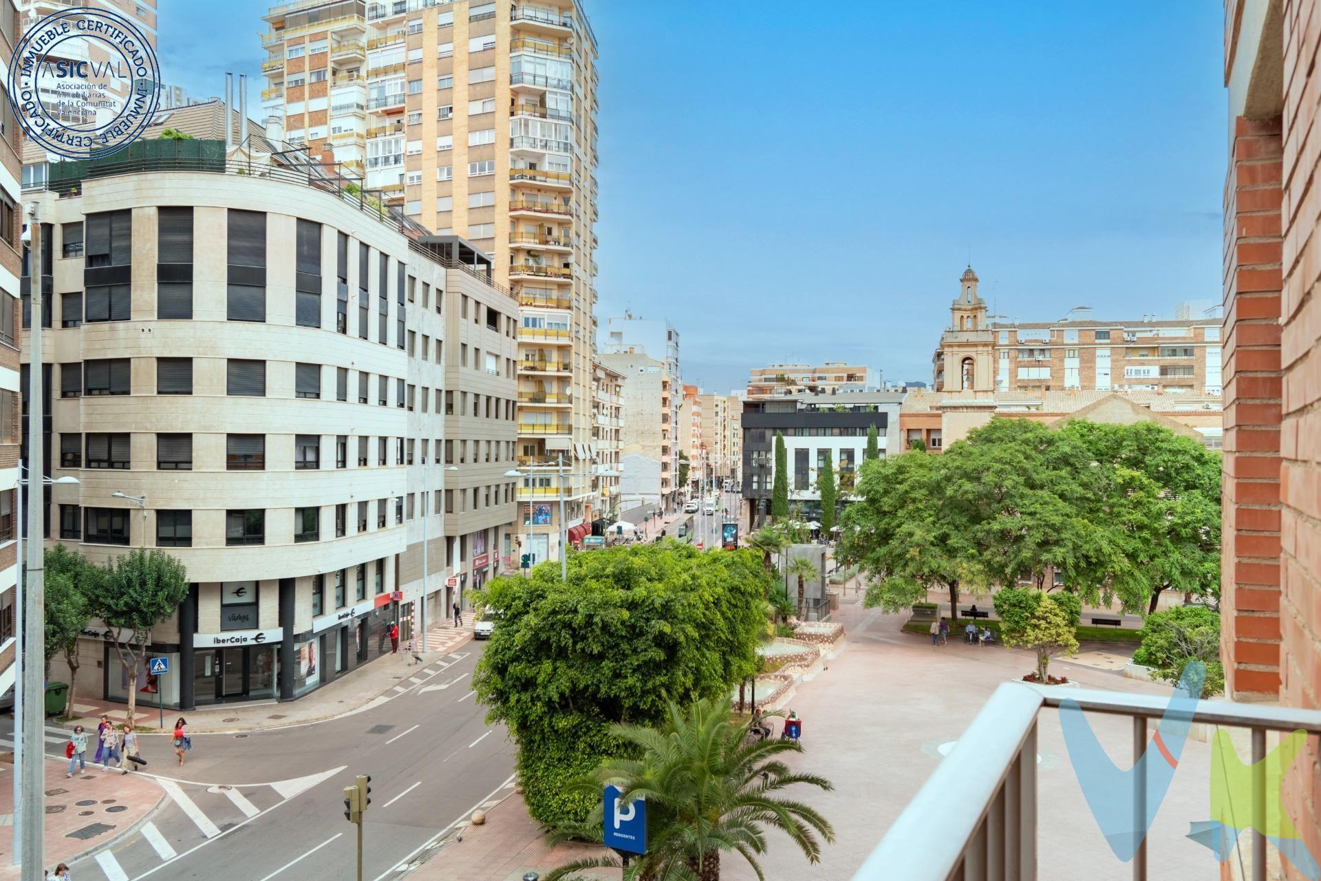 ¿Estas buscando un piso en el Centro?. ¡¡Lo acabas de encontrar!!. Os presentamos esta fantástica vivienda con casi 180 metros construidos para hacer de ella  el piso de tus sueños. Un piso cuadrado ubicado en la emblemática Plaza Fadrell donde podrás disfrutar de vivir en el centro de la ciudad. ¡¡La vivienda dispone de PLAZA DE GARAJE  en la misma finca!! Con un portal con dos ascensores y recién reformado, a cota cero, todo un lujo que no se te puede escapar, rodeado de todos los servicios que te puedas imaginar. Pidenos más información y empieza a dejar volar tu imaginación y haz de este piso el lugar que siempre has soñado. . . . 