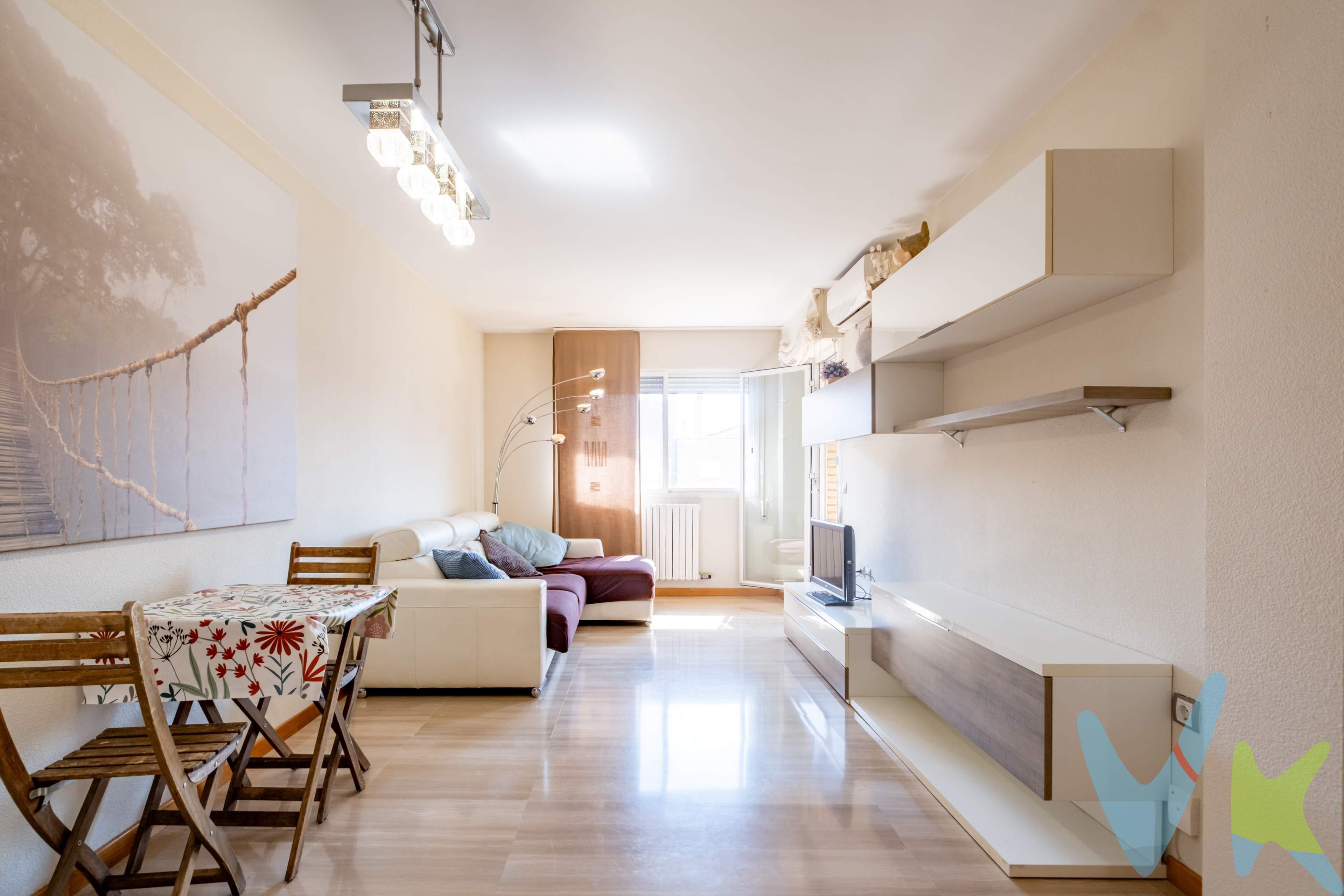  Si buscas un hogar donde el sol sea el protagonista y la ubicación te haga la vida más fácil, este piso en venta en el Actur (Zaragoza) tiene todo lo que necesitas. Ubicado en la calle Virginia Woolf, Ranillas, vivirás en un entorno residencial consolidado y tranquilo, perfectamente conectado y a un paso de las mayores zonas verdes de la ciudad. Lo que hace único a este piso en la zona de Ranillas:. Luz natural a raudales: Al ser una octava planta y contar con orientación suroeste, la vivienda se inunda de luz natural durante todo el día. Además, al ser totalmente exterior (salvo los baños), la sensación de amplitud y las vistas despejadas están garantizadas. Tu propio rincón al aire libre: El salón-comedor es amplio, acogedor y cuenta con acceso directo a una agradable y soleada terraza. El espacio idóneo para disfrutar de un buen libro, tomar el café de la mañana o cenar en las noches de verano. - Dispone de 2 dormitorios perfectos para el descanso y 2 baños completos que aportan la privacidad que buscas. La cocina se entrega totalmente equipada y lista para tus mejores recetas. - la vivienda cuenta con 3 splits de aire acondicionado ubicados en el salón y en los dos dormitorios. - Comodidad total: Olvídate de dar vueltas buscando aparcamiento. Este inmueble incluye una cómoda plaza de garaje en la misma finca, con acceso directo desde el ascensor. Ubicación Prime: Conectividad y calidad de vida en el Actur:  Estarás a unos minutos del Parque del Agua y de la zona Expo, ideales para pasear, hacer deporte y desconectar. La zona cuenta con una excelente oferta de colegios, centros de salud, supermercados, el centro comercial GranCasa y una conexión inmejorable con el centro mediante el tranvía y líneas de autobús. No dejes pasar la oportunidad de vivir en uno de los barrios más dinámicos y cotizados de Zaragoza. Contacta ahora para agendar tu visita y ven a descubrirlo antes de que vuele. *** Gastos e impuestos no incluidos. A título orientativo, en segundas transmisiones, el comprador abonará: Impuesto sobre Transmisiones Patrimoniales (ITP), tipo general en Aragón al 8% (*). Base de cálculo: mayor valor entre precio de compraventa o valor de referencia catastral. Gastos de Notaría y Registro: Aranceles variables según precio, número de copias y complejidad; cálculo según tarifas normativas. Si se precisa hipoteca: Tasación, condiciones y costes bancarios según entidad elegida por el comprador; así como gastos de gestoría y cualesquiera otros inherentes a la compraventa. No se incluyen otros gastos o tributos que puedan por Ley corresponder al comprador. Operación sujeta a doble mediación. Existen honorarios a cargo del comprador, salvo pacto en contrario, no incluidos en PVP. El consumidor conforme a la normativa vigente podrá solicitar información y documentación adicional relativa al inmueble, sus características, condiciones de la operación y del servicio de mediación en la oficina y/o a través de nuestro teléfono de contacto o mail. La agencia actúa exclusivamente como intermediaria en la compraventa, cuyas condiciones, en todo caso, estarán sujetas a la aceptación expresa del vendedor del inmueble y posterior formalización del contrato. La información suministrada se corresponde con la disponible a la fecha de publicación, pudiendo variar en función de las circunstancias o actualizaciones legales, contractuales y fiscales. Anuncio de carácter meramente informativo. Para una información exhaustiva sobre el funcionamiento, tipos impositivos y bonificaciones del ITP en Aragón, puede consultar el por