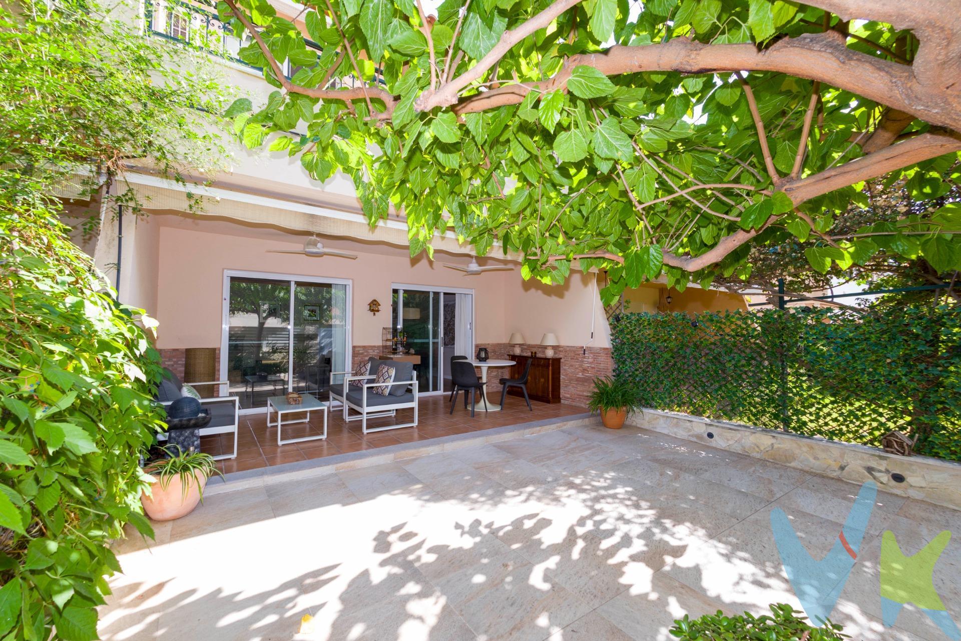🏡 Adosado en zona privilegiada de Benicasim entre playa de Voramar y el pueblo 🌿. Tu hogar definitivo en Benicasim: tranquilidad, ubicación y calidad de vida todo el año. 📍 Ubicación ideal: Situado en una de las zonas más valoradas de Benicasim, entre la prestigiosa Playa del Voramar y el centro del pueblo, este adosado ofrece un equilibrio perfecto entre la serenidad del entorno natural y la cercanía a todos los servicios necesarios para el día a día. 🏠 Detalles del inmueble:. Superficie construida: 148 m². 3 dormitorios dobles con luz natural y armarios empotrados. 2 baños completos + 1 aseo de cortesía. Salón-comedor amplio y luminoso, con salida directa a una terraza privada. Cocina independiente, completamente equipada. Terraza/jardín privado perfecto para disfrutar en familia. Además tiene  dos terrazas una delantera y otra trasera, en ésta última cuenta con un jacuzzi en perfecto estado. . Garaje privado cerrado. Aire acondicionado y calefacción por bomba de frío/calor . En urbanización cuidada, con una acceso para entrada de vehículo y la calle de la fachada principal peatonal. 🌟 Ideal para quienes buscan:. ✅ Un hogar tranquilo y funcional para vivir todo el año. ✅ Estar cerca de la playa y del centro, sin necesidad de coche para moverse. ✅ Ambiente residencial seguro y agradable. ✅ Espacios amplios, exteriores y zonas comunes pensadas para disfrutar en familia. 🏖 Vive Benicasim los 365 días del año. Este adosado no es una segunda residencia, es un hogar pensado para quedarse. Rodeado de naturaleza, con la brisa del mar a pocos minutos caminando y todos los servicios al alcance: colegios, centros de salud, supermercados, comercios, parques y más. 💰 Precio: 470.000 euros. 📞 Contáctanos para concertar una visita y descubrir en persona todo lo que este hogar puede ofrecerte. Teléfono: 692685282. Email: mercheescrig@inmobiliariacarmona.es. Por mandato expreso del propietario comercializamos este inmueble mediante contrato de multi-exclusiva, por el cual numerosas agencias colaboradoras, nacionales e internacionales, ofrecen esta vivienda a sus potenciales compradores, todo ello garantizando un servicio de calidad, un trato fácil, sencillo y sin interferencias de terceros, ya que la gestión es a través de nuestra agencia. *Impuestos, gastos de compraventa tales como honorarios agencia y financiación no incluidos. 