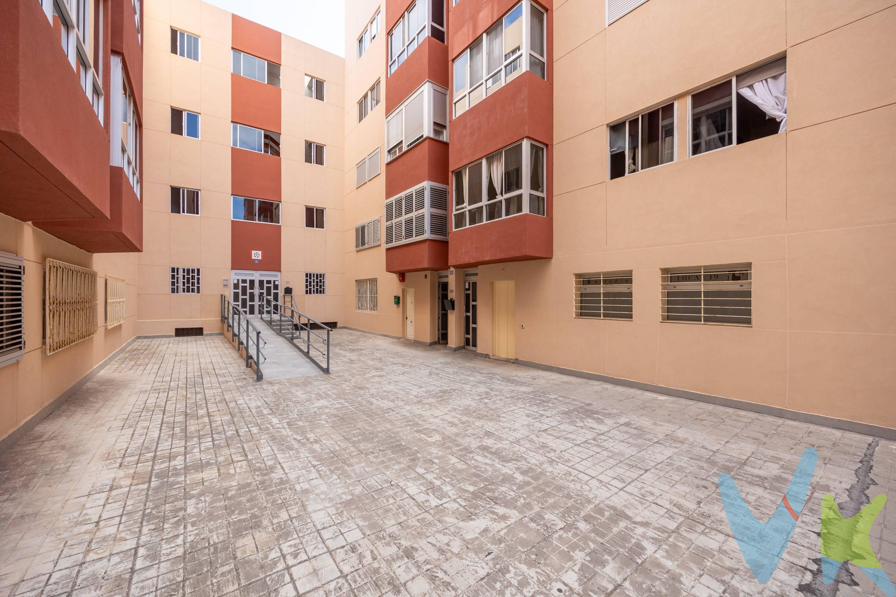 Una oportunidad singular para adquirir una vivienda en una de las zonas más consolidadas de Las Palmas de Gran Canaria. Se ofrece en NUDA PROPIEDAD esta amplia vivienda situada en la zona de Arenales, un entorno residencial plenamente consolidado, con una excelente conexión con el centro de la ciudad y rodeado de todo tipo de servicios, comercios, centros educativos y opciones de transporte. La vivienda dispone de una distribución cómoda y funcional, con tres dormitorios, un baño, un aseo, cocina independiente y salón, ofreciendo una base muy interesante para quien busca realizar una inversión inmobiliaria a medio y largo plazo. Uno de sus grandes valores añadidos es su amplia plaza de garaje, con capacidad suficiente para estacionar un vehículo y una motocicleta, una característica especialmente interesante en esta zona de la ciudad. La adquisición en nuda propiedad permite acceder a este inmueble mediante una fórmula de inversión diferente a la compraventa tradicional, por lo que resulta especialmente atractiva para compradores que buscan patrimonio, seguridad y visión a largo plazo. Una propiedad con una ubicación estratégica, buena distribución y un importante valor añadido gracias a su garaje. Si buscas una oportunidad de inversión inmobiliaria en Las Palmas de Gran Canaria y quieres conocer las condiciones de esta operación en nuda propiedad, estaremos encantados de proporcionarte toda la información y concertar una visita.