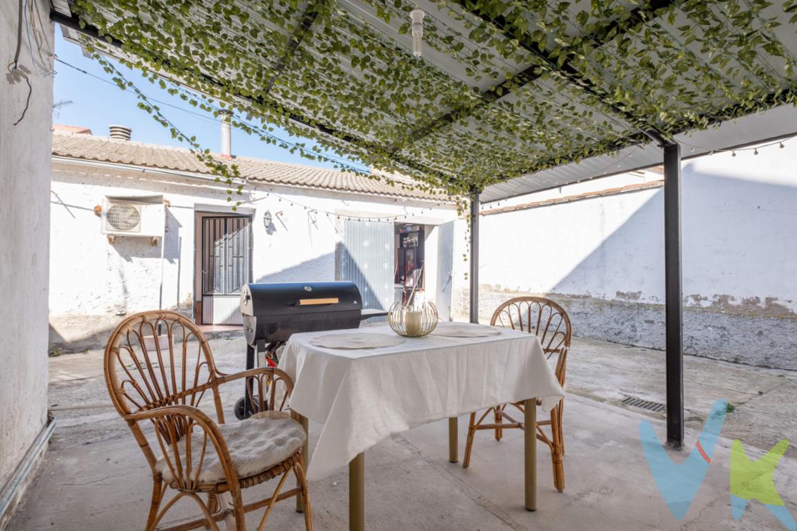 ¿Sueñas con una casa independiente, reformada con mimo y espacio para disfrutar dentro y fuera? Esta vivienda lo tiene todo: carácter, amplitud y un entorno en el que cada rincón invita a quedarse. Ubicada en Av. del Pilar,  una parcela independiente de 200 m², esta propiedad cuenta con dos construcciones que se adaptan a tu ritmo de vida. La casa principal, reformada en 2023, se distribuye en dos plantas:. 🔸En la planta baja, un salón-comedor acogedor, cocina equipada y un baño. Desde aquí accedes a un gran patio con trastero y un encantador porche con chimenea, perfecto para reuniones, celebraciones o simplemente desconectar. 🔸En la planta superior, tres habitaciones, una de ellas principal con vestidor, y un segundo baño completo. Pero eso no es todo. En la misma parcela, encontrarás una bodega-comedor con chimenea en planta calle, ese espacio extra que siempre has querido para disfrutar con amigos o familia en cualquier época del año. Además, dispone de una cochera-almacén, ideal para guardar vehículos, herramientas o para ampliar tus opciones de almacenaje. Una casa independiente, cuidada al detalle, lista para entrar a vivir y pensada para quienes buscan un hogar con alma y muchas posibilidades. ¿Te imaginas viviendo aquí? Contacta con nosotros y ven a descubrirlo. Te va a encantar. . . . . 