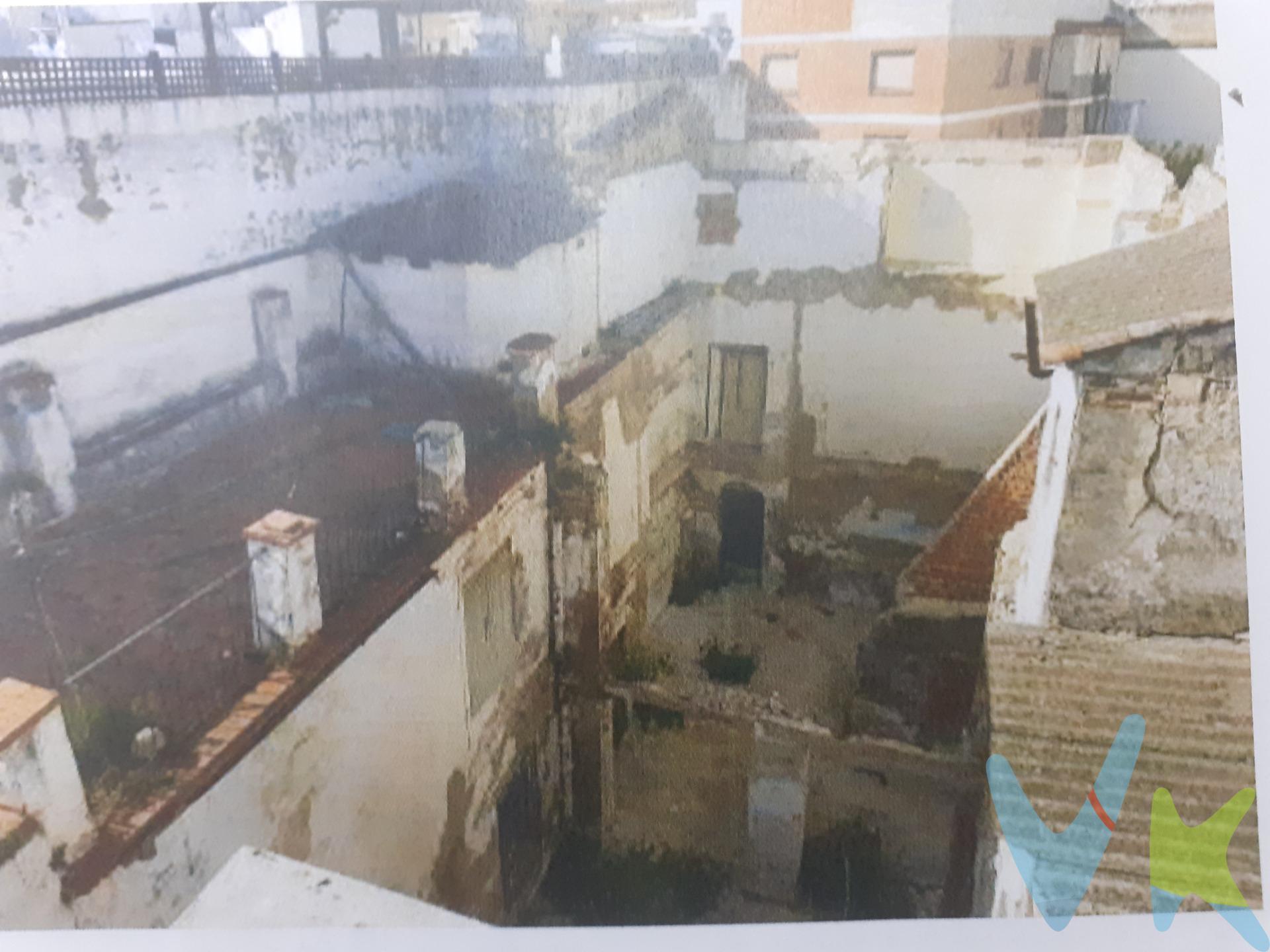 ¡Inversores, atención! Oportunidad única en el corazón del casco histórico de Córdoba. Presentamos un terreno excepcional de 194 m² en la prestigiosa zona de la Judería, a escasos metros del Hospital Cruz Roja, la Mezquita o Caballerizas Reales. Este solar, con posibilidad de construir más de 300 m², cuenta con un proyecto de demolición aprobado por la Junta de Andalucía, facilitando el inicio de cualquier desarrollo. . Características destacadas:. Ubicación privilegiada: Situado en una de las áreas más emblemáticas de Córdoba, reconocida por su valor histórico y cultural. Potencial de desarrollo: Ideal para la construcción de apartamentos o una residencia unifamiliar con encanto. Entorno incomparable: Rodeado de calles con historia, monumentos y una rica oferta cultural y gastronómica. Invertir en este terreno es formar parte del legado de una ciudad milenaria. No dejes pasar esta oportunidad de desarrollar un proyecto en una ubicación única. Precio: 240.000 €. Más información 📲 ponte en contacto y agendamos visita. El comprador tendrá un coste adicional de un 2% más IVA del precio de venta final, por el servicio de gestión, asesoramiento y formalización del proceso de compra. Este importe no está incluido en el precio publicado en venta. INFORMACIÓN ADICIONAL. Para cumplir con la normativa vigente tenemos a disposición del cliente el Documento de Información Abreviada D. I. A. Los precios indicados pueden sufrir alteraciones sin previo aviso. Los GASTOS DE LA COMPRA serán según ley (Notaria, Registro e Impuestos) y no están incluidos en el precio señalado. 