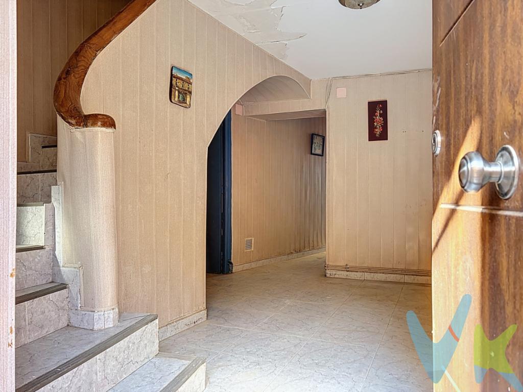 Casa típica del Casco Histórico de Tudela para reformar. Actualmente no dispone de Cedula de Habitabilidad. Necesita una reforma completa de la instalación eléctrica, fontanería, calefacción parcialmente, cocina y baño. También es necesario cambiar la carpintería exterior, sanear fachadas, trasdosar alguna pared interior y retejar en general la cubierta. Con estos trabajos la casa adquiriría una actualización total donde poder vivir cómodamente en un enclave único en una de las mejoras zonas del Casco Viejo de Tudela. Si quieres comprobarlo con tus propios ojos no dudes en llamarnos para concertar tu cita. No tendrás otra ocasión como esta en mucho tiempo.