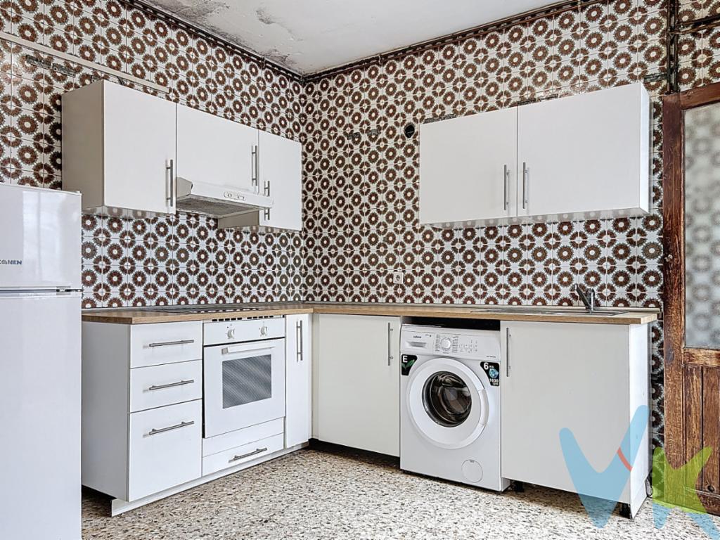 La vivienda se distribuye en salón, cocina independiente, tres dormitorios y un baño completo, ubicado en una de las principales arterias de la ciudad, cerca de supermercados, colegios, entidades bancarias y farmacias, lo que facilita el día a día teniendo todos los servicios a escasos metros.Cuenta con un balcón exterior con vistas a la calle principal y una práctica galería interior con espacio para tendedero y almacenamiento.Servicios de luz y agua dados de alta, comunidad con bajos gastos comunitarios (solo 40 EUR/mes).Piso ubicado en la cuarta planta en un edificio sin ascensor con una excelente entrada de luz natural, vistas despejadas y agradables.Aprovecha esta oportunidad, no te quedes sin verlo, llama y concierta tu visita.
