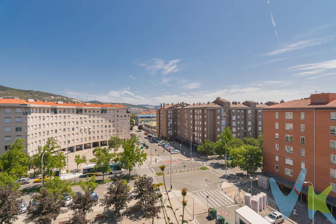 Si buscas un hogar donde la luz natural y las vistas amplias y despejadas sean las protagonistas, esta vivienda es para ti. Una agradable y luminosa, sexta altura, orientada a una gran plaza sin edificios delante, disfruta de privacidad, mucha luz y sol. Unas vistas totalmente despejadas, con el paisaje y el cielo de fondo.
Una distribución muy equilibrada y práctica, entramos a la zona de día, un amplio salón que cuenta con cuatro ventanas, un espacio especialmente luminoso, alegre y acogedor. Cocina espaciosa, muy bien amueblada comodidad en el día a día y espacio suficiente para todo y un aseo. En la zona de noche: tres habitaciones espaciosas, con dobles y amplias ventanas, manteniendo la luminosidad de la que disfruta toda la vivienda, y el baño principal.
Unas estupendas ventanas de PVC de alta gama, cero ruidos y un aislamiento térmico impecable. Bonito parquet de roble y puertas en blanco, un fondo que da mucho juego, para plasmar tu estilo decorativo.
Además, cuenta con una placa solar, un gran ahorro en tus facturas, toldo en fachada a la plaza y un práctico trastero en el mismo edificio.
A un paso de las piscinas de Rochapea y del corazón del barrio, una zona que te ofrece todos los servicios, y la posibilidad de llegar al Casco Antiguo dando un cómodo y agradable paseo o  en el ascensor
NO TE LA PIERDAS ! LLÁMANOS!!!
Datos meramente informativos, sin valor contractual. Gastos e impuestos no incluidos. A título orientativo, en segundas transmisiones, el comprador abonará:  Impuesto sobre Transmisiones Patrimoniales (ITP) - tipo general:   6 % (Navarra).  Base imponible: el mayor valor entre el precio declarado y el valor de referencia catastral vigente a fecha de devengo. Gastos de notaría y registro aproximadamente 2 %. Si se necesita hipoteca: Tasación, condiciones y costes bancarios según entidad elegida por el comprador; así como gastos de gestoría y cualesquiera otros inherentes a la compraventa. No se cobran honorarios al comprador.
 