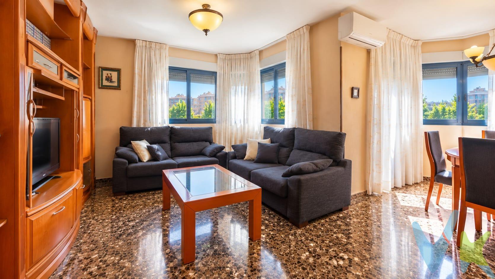PISO DE 128 M² CON 4 DORMITORIOS DOBLES, GARAJE, TRASTERO Y DOS BALCONES. 250.000 € | Avenida Valencia | Primera planta. ¿Buscas una vivienda amplia para tu familia, con espacio para todos y la comodidad de tener garaje y trastero?. Te presentamos esta vivienda de 128 m² construidos, situada en la avenida Valencia, en un edificio del año 2003. 🏡 ESPACIO PARA DISFRUTAR. La vivienda cuenta con cuatro dormitorios dobles, ideales para familias que necesitan espacio adicional para trabajar desde casa, estudiar o disponer de una habitación de invitados. Dispone de dos baños completos, uno de ellos en suite en el dormitorio principal, que aportan comodidad y privacidad. Además, cuenta con dos balcones, perfectos para disfrutar de un pequeño espacio exterior en tu día a día. 🌡️ CONFORT DURANTE TODO EL AÑO. La vivienda dispone de calefacción para disfrutar de una temperatura agradable durante los meses más fríos. 🚗 GARAJE Y TRASTERO INCLUIDOS. La propiedad incluye garaje y trastero, dos extras que aportan comodidad y espacio de almacenamiento, evitando tener que buscar soluciones adicionales. 📋 CARACTERÍSTICAS PRINCIPALES. - Precio: 250.000 €. - Superficie: 128 m² construidos. - Dormitorios: 4 dobles. - Baños: 2, uno en suite. - Balcones: 2. - Calefacción: Sí. - Garaje: Incluido. - Trastero: Incluido. - Planta: Primera. - Año de construcción: 2003. - Ubicación: Avenida Valencia. ¿BUSCAS UNA VIVIENDA AMPLIA Y CON EXTRAS?. Si necesitas espacio para toda la familia y valoras disponer de garaje, trastero y calefacción, esta vivienda merece una visita. Contacta conmigo y ven a descubrir todo lo que puede ofrecerte.