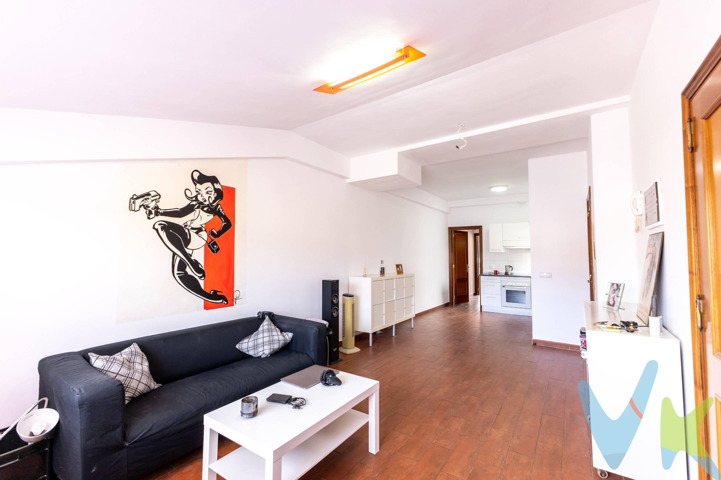 ¡A LA VENTA ESTUPENDO ÁTICO REFORMADO CON TERRAZA EN EL PUEBLO DE JINÁMAR, TELDE!. Se vende espectacular ático con terraza ubicado en la calle Barcelona. La vivienda tiene 61 m2 y se distribuye en dos habitaciones (habitación principal es tipo suite y tiene acceso directo a la terraza) y dos baños, un gran salón - cocina y un cuarto pequeño. Además cuenta con plaza de garaje y un espacioso trastero. . Se vende totalmente amueblado y con todos los electrodomésticos necesarios para entrar a vivir. Destaca su excelente iluminación al estar en la última planta y de las bonitas vistas que podemos apreciar desde su amplia terraza (9 m2). . El inmueble está reformado con materiales de buena calidad y cabe resaltar, la calidad de los materiales empleados en los suelos de toda la vivienda y en las piezas de los baños. . Sus características convierten esta vivienda en una estupenda opción de compra, si buscas un hogar en el que desconectar y disfrutar del día a día, en definitiva, una casa en la que apetece quedarse. El edificio cuenta con ascensor y fue construido en el año 2007, se encuentra en muy buen estado y con una bien llevada administración por parte de la comunidad. Se encuentra en una zona céntrica en la que tendrás acceso a todos los servicios básicos: supermercados, colegios, farmacias, parques, paradas de guaguas, restauración, etc. ¡Si buscas un piso especial que te enamore, esta es tu oportunidad!. ¡Vivir en un ático, puede ser tu futuro. ¡A POR ÉL!. Información adicional: el precio de venta no incluye gastos de notaría, registro e impuestos asociados. Los datos proporcionados son orientativos y podrían estar sujetos a errores u omisiones involuntarias. . 