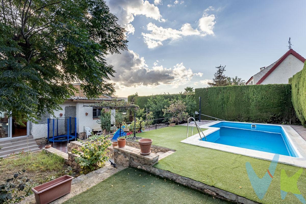🏡 Tu casa en El Puntal. naturaleza, espacio y confort a 15 minutos de Granada. Imagina vivir en una zona tranquila, rodeada de naturaleza, pero con la comodidad de estar a un paso de Granada capital. Esta casa en El Puntal, Padul, te ofrece justo eso: espacio, calidad y un entorno único para disfrutar en familia. Al entrar en la vivienda, encontramos la planta baja, con tres habitaciones, un baño completo y el garaje, ideal para invitados, despacho o zona independiente. En la planta principal, la luz y el espacio son protagonistas: un gran salón con cocina integrada, completamente nueva, se abre a la terraza y al jardín con piscina. Aquí podrás disfrutar de reuniones, momentos en familia o simplemente relajarte con vistas al exterior. En esta misma planta se ubican dos amplios dormitorios con armarios empotrados y dos baños, uno de ellos en suite. Ref. N354. * El PVP indicado no incluye impuestos ni gastos de Escritura. * Honorarios agencia no incluidos. * Las superficies expresadas en esta página tienen carácter descriptivo y son aproximadas. * Los precios pueden ser susceptibles de modificación sin previo aviso. * Esta propiedad se vende sin muebles.