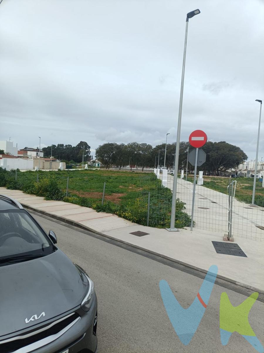 Presentamos una oportunidad de inversión en la prestigiosa zona de La Soledad, en Chiclana de la Frontera: una parcela URBANA de aproximadamente 150 metros cuadrados. Esta parcela destaca por su forma trapezoidal, lo que permite una aprovechamiento óptimo del espacio y diversas posibilidades de diseño y construcción. Además, su ubicación privilegiada en esquina y con fachada a tres calles proporciona una excelente iluminación y ventilación natural. La ubicación es inmejorable, ya que se encuentra muy cerca de servicios esenciales como colegios, supermercados, farmacias y otros comercios, lo que garantiza comodida y calidad de vida, para futuros residentes. Además la zona de La Soledad es reconocida por su tranquilidad y fácil acceso al centro de la ciudad, convirtiéndola en una de las áreas más solicitadas para vivir en Chiclana. Esta parcela es ideal tanto para la construcción de una vivienda unifamiliar como para inversores que buscan desarrollar proyectos inmobiliarios en una zona con alta demanda. Su precio competitivo y las caracteristicas mencionadas la convierte en una inversión segura y rentable. No pierda la oportunidad de adquirir esta joya inmobiliaria en La Soledad. . El precio de compra no incluye muebles, enseres, vehículos ni electrodomésticos. Disponemos de la Ficha Informativa de la propiedad (Según Decreto 218/2005, del 11 de Octubre) y de Seguro de Caución, para la protección del dinero entregado como señal para la Reserva de una vivienda.  En cumplimiento del Decreto de la Junta de Andalucía 218/2015 de 11 de Octubre, se informa al cliente que los gastos notariales, registrales, ITP, honorarios de la Agencia  y otros gastos inherentes a la compraventa no están incluidos en el precio. . . . . 