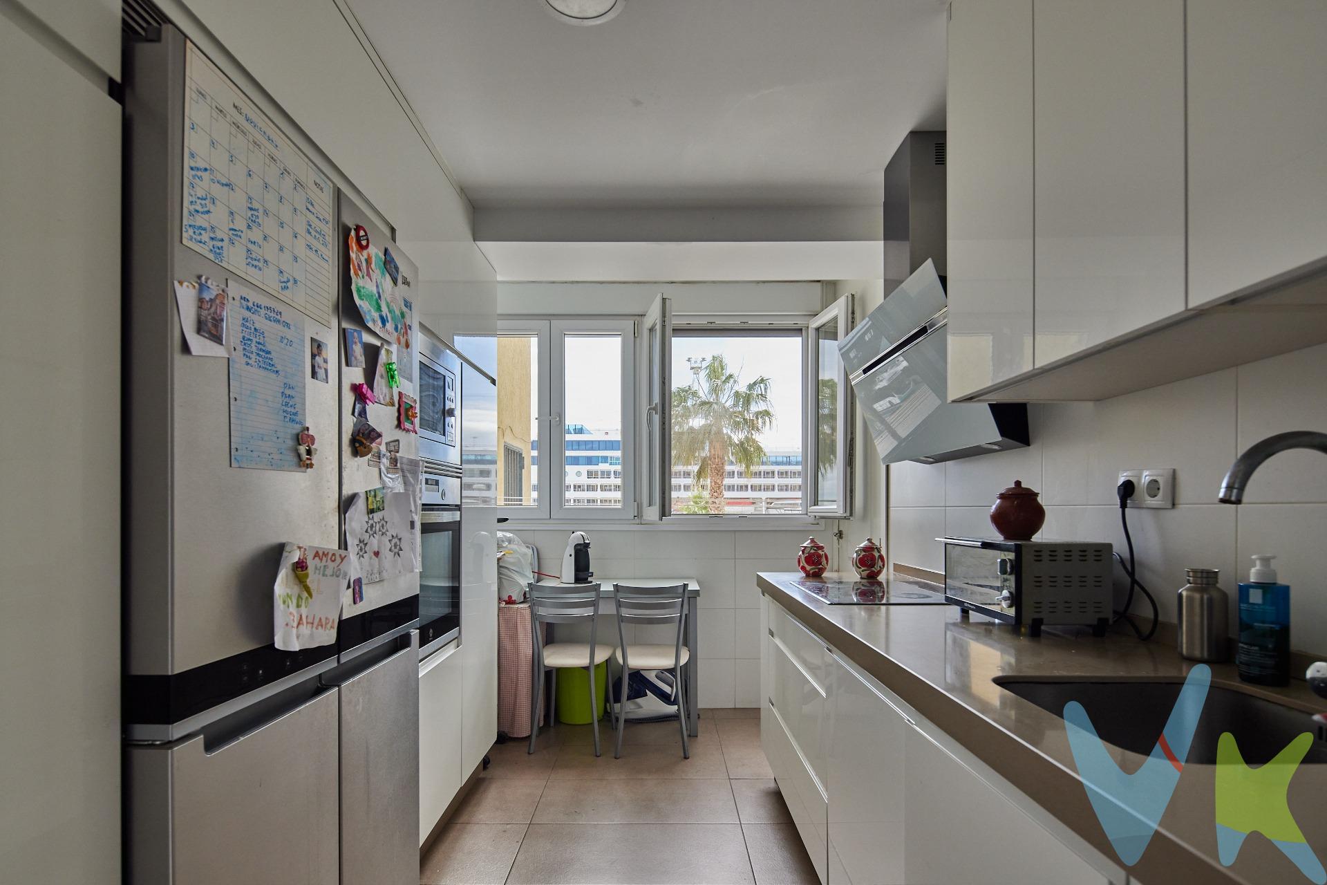 Vivienda a la venta en pleno centro de Cádiz, junto a la Plaza de España en la Plaza de Las Tres Carabelas. Una ubicación inmejorable donde podrá disfrutar de todas las atracciones que ofrece la ciudad a escasos minutos andando al salir de casa al mismo tiempo que se aprovecha de un entorno tranquilo y completamente residencial. Edificio con ascensor y en magnífico estado de conservación. La vivienda cuenta con tres dormitorios amplios, todos ellos exteriores a la calle y con armarios empotrados. Dos de los dormitorios son dobles por lo que podrían hacerse de ambos el uso de matrimonio, siendo además uno con ventilación directa frontal al puerto de Cádiz. Los otros dos cuentan con ventanas al exterior dando a la Plaza, por lo que podrá disfrutar de una magnífica luminosidad y excelentes opciones de ventilación. Cocina reformada con vistas al puerto de Cádiz y con despensa lavadero. Cuarto de baño completo reformado con plato de ducha. Todas las estancias amplias y luminosas. Ventanas de climalit, paredes de perlita. La vivienda ofrece múltiples posibilidades de distribución dada su estructura por si desea amoldarla a sus necesidades. Además la vivienda cuenta con garaje cerrado privado a escasos metros de la vivienda incluido en el precio. * Gastos, Impuestos y Honorarios de la Agencia no incluidos en el precio. . *Si estás interesado en esta vivienda pero tienes que vender, contacta con nosotros, te ayudamos a encontrar comprador para tu vivienda. Periodo de validez de la publicación 02/12/2026